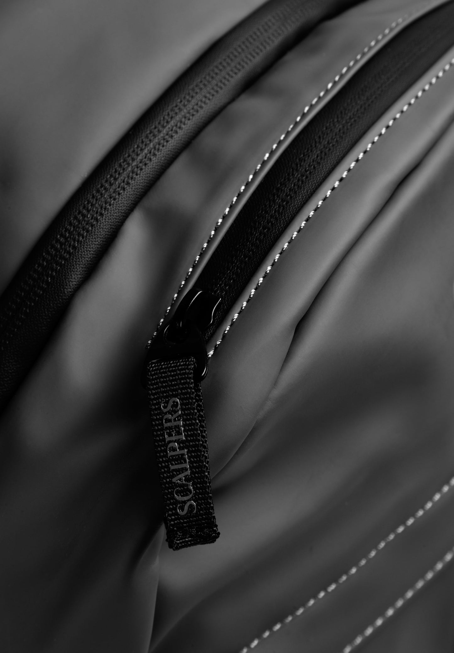 RUCKSACK AUS TECHNISCHEM GEWEBE MIT TOTENKOPF