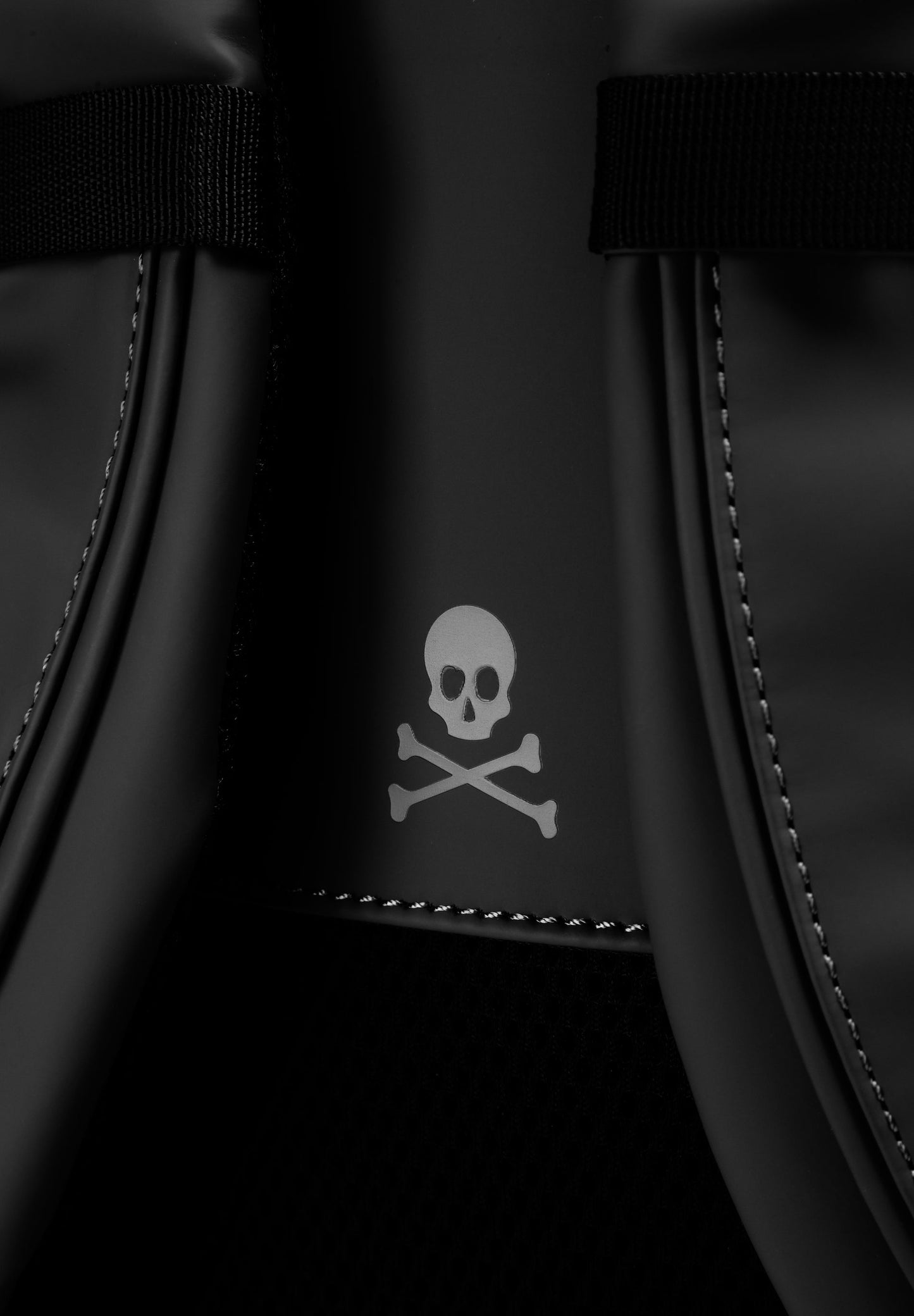 RUCKSACK AUS TECHNISCHEM GEWEBE MIT TOTENKOPF