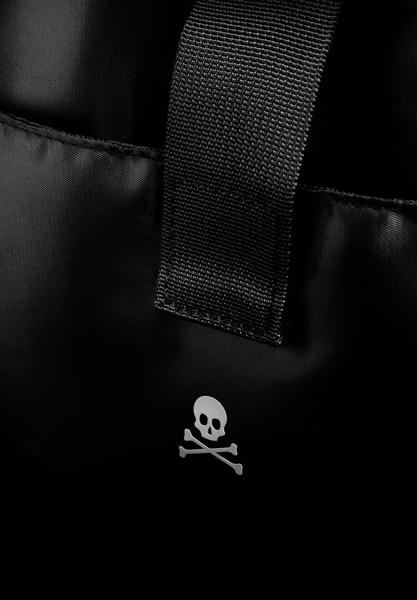 RUCKSACK AUS TECHNISCHEM GEWEBE MIT TOTENKOPF