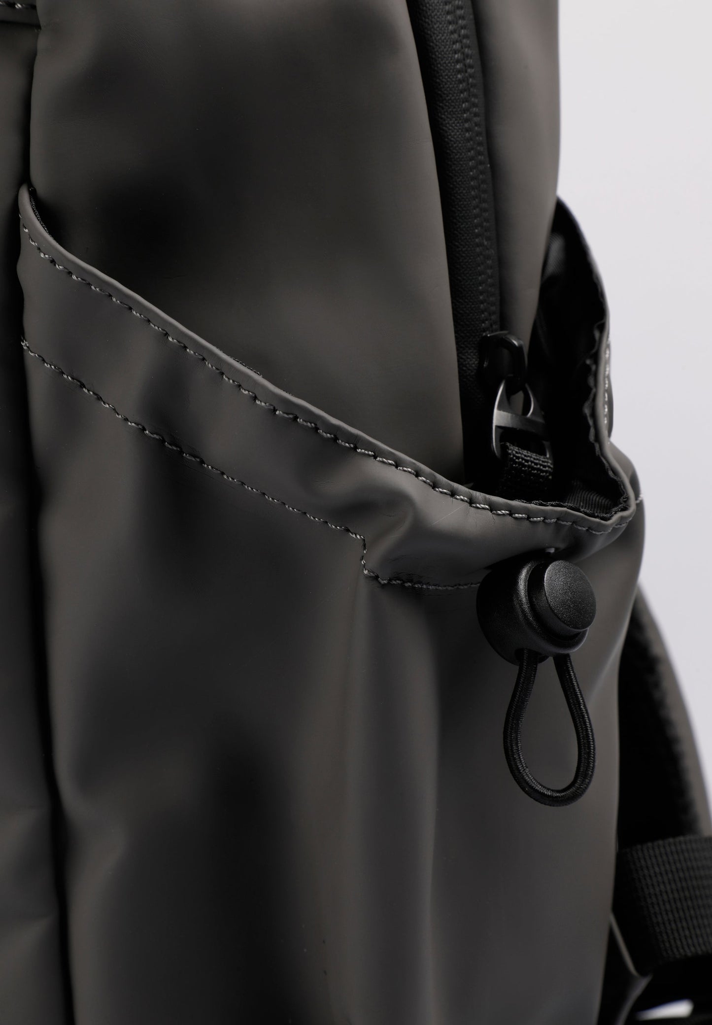 RUCKSACK AUS TECHNISCHEM GEWEBE MIT TOTENKOPF