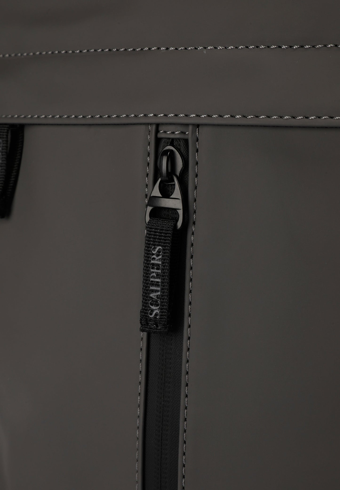 RUCKSACK AUS TECHNISCHEM GEWEBE MIT TOTENKOPF