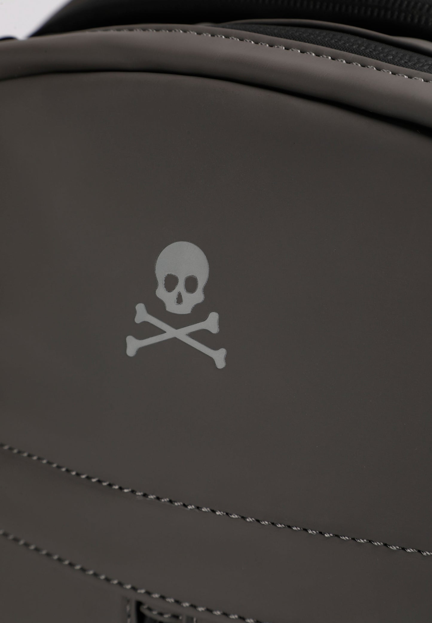 RUCKSACK AUS TECHNISCHEM GEWEBE MIT TOTENKOPF