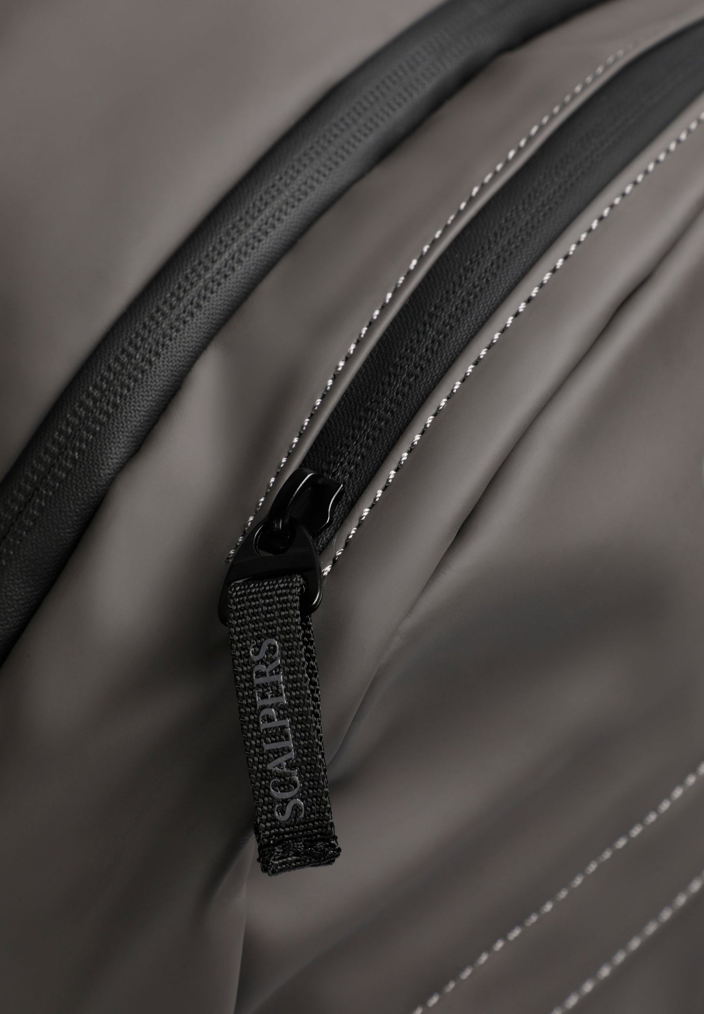 RUCKSACK AUS TECHNISCHEM GEWEBE MIT TOTENKOPF