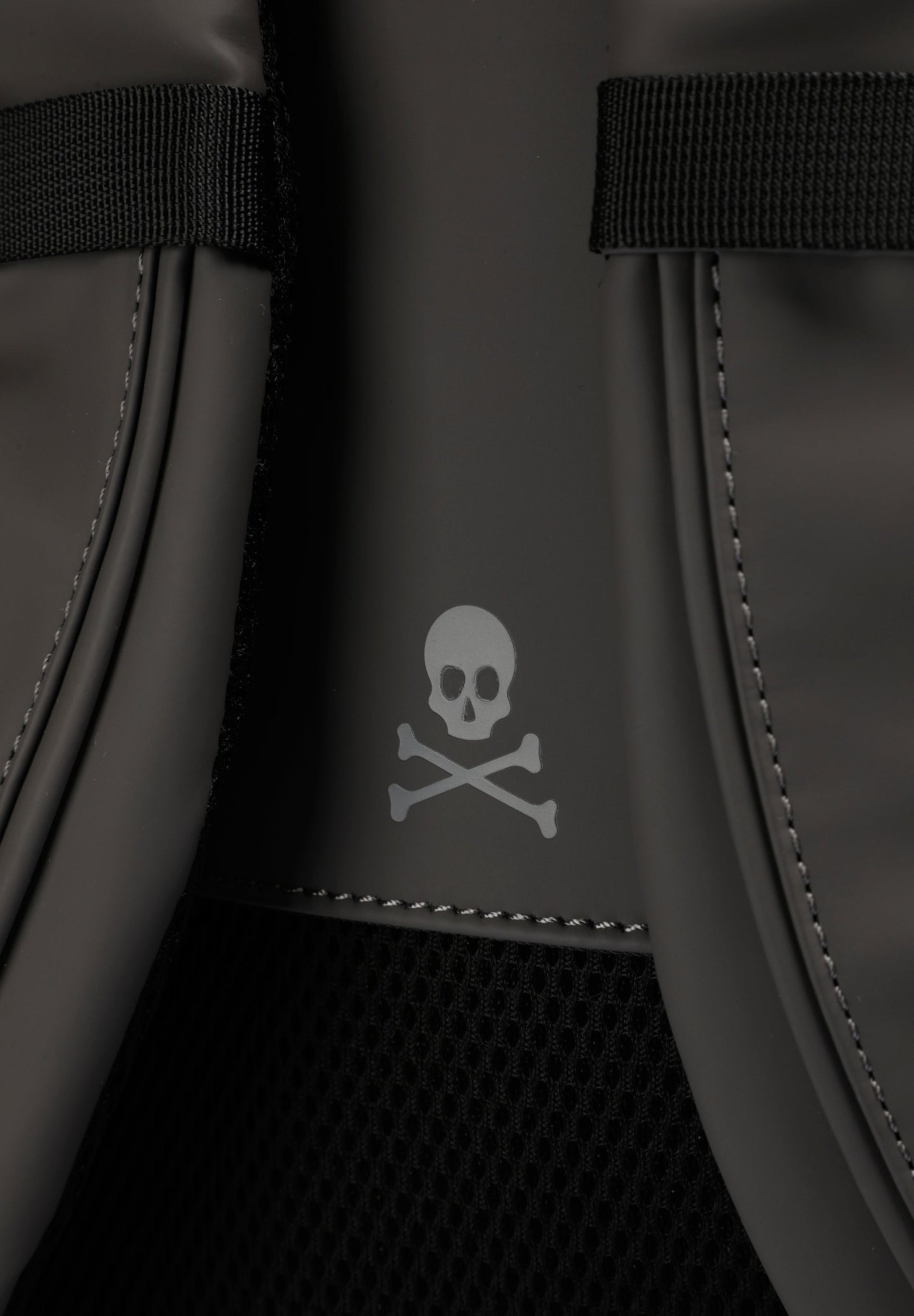 RUCKSACK AUS TECHNISCHEM GEWEBE MIT TOTENKOPF