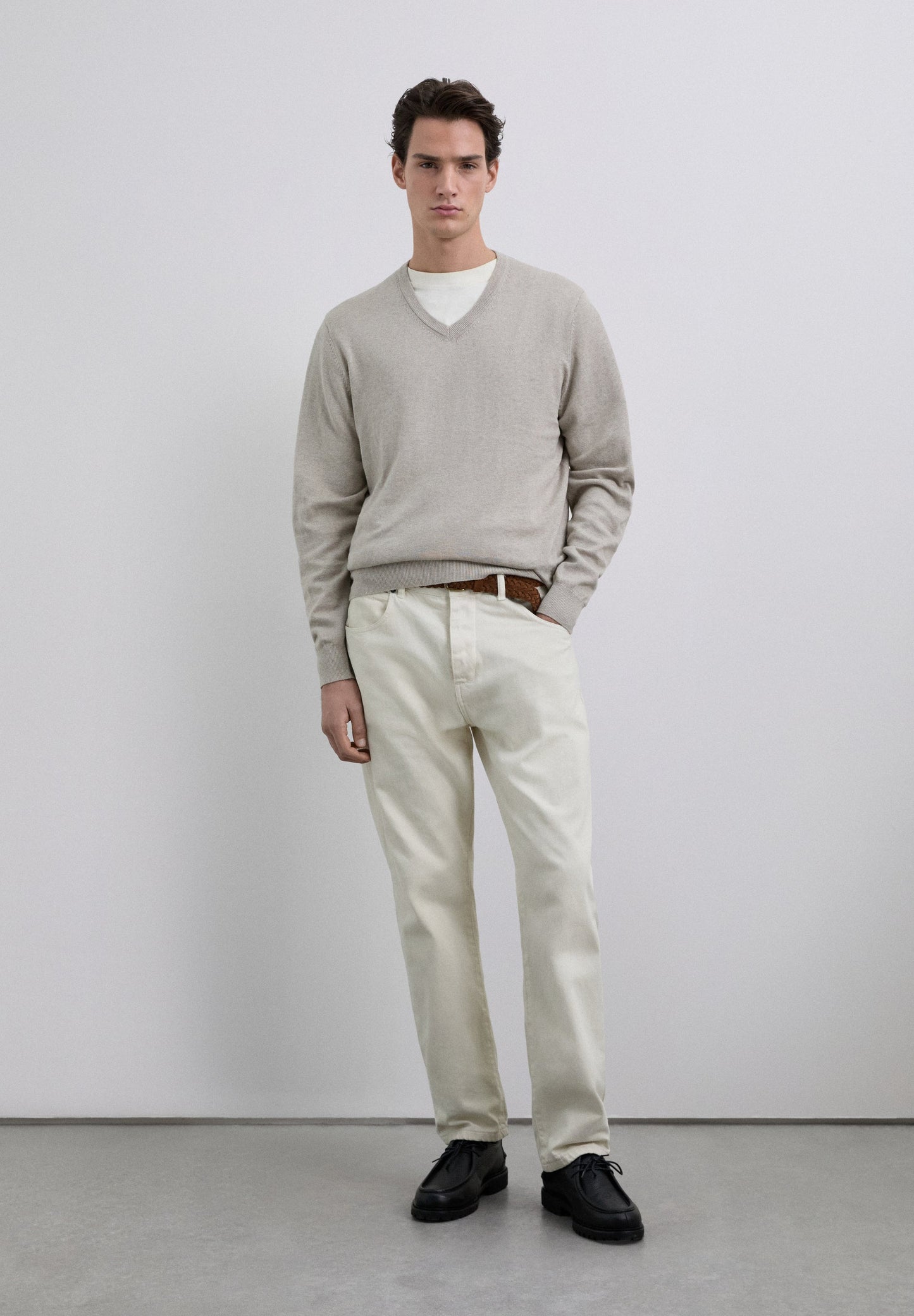 PULLOVER MIT V-AUSSCHNITT UND TOTENKOPF