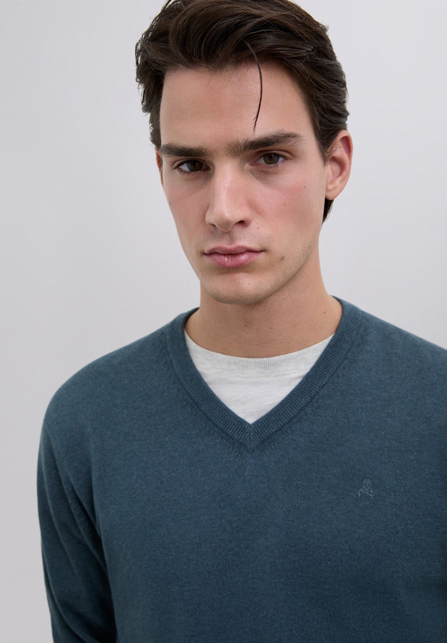 PULLOVER MIT V-AUSSCHNITT UND TOTENKOPF