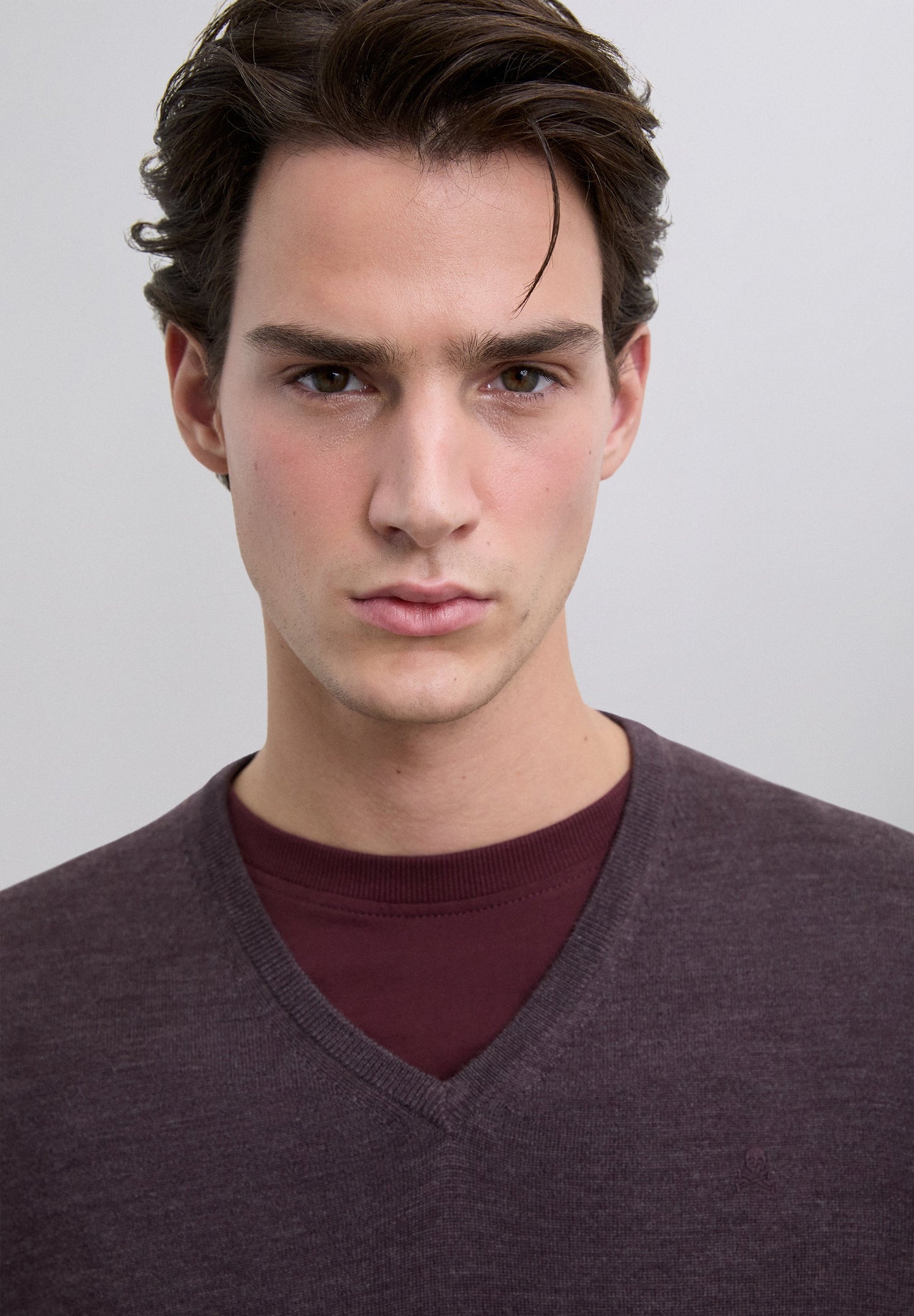 WOLLPULLOVER MIT V-AUSSCHNITT UND TOTENKOPF