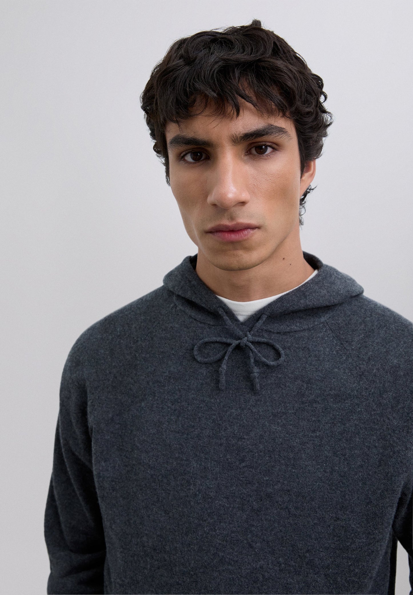 WOLLPULLOVER MIT VERSTELLBARER KAPUZE