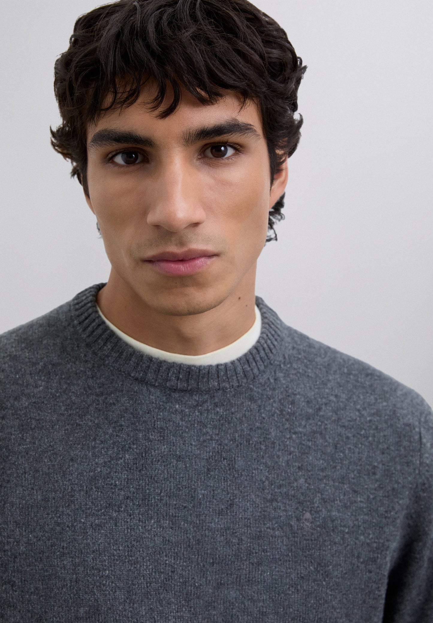 PULLOVER AUS WOLLE MIT LOGO