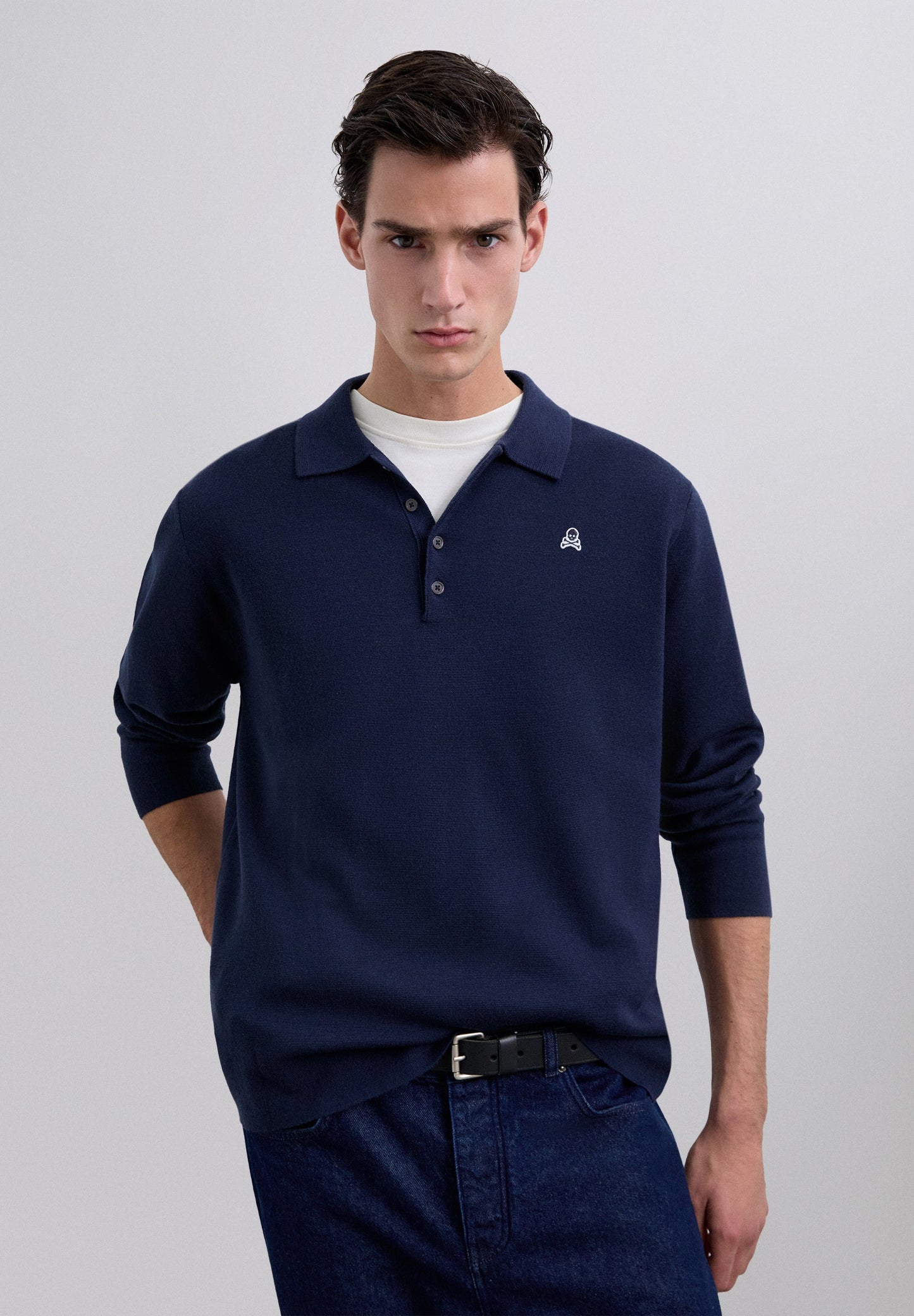 PULLOVER IM POLOSHIRT-STIL MIT AUFNÄHER UND TOTENKOPF