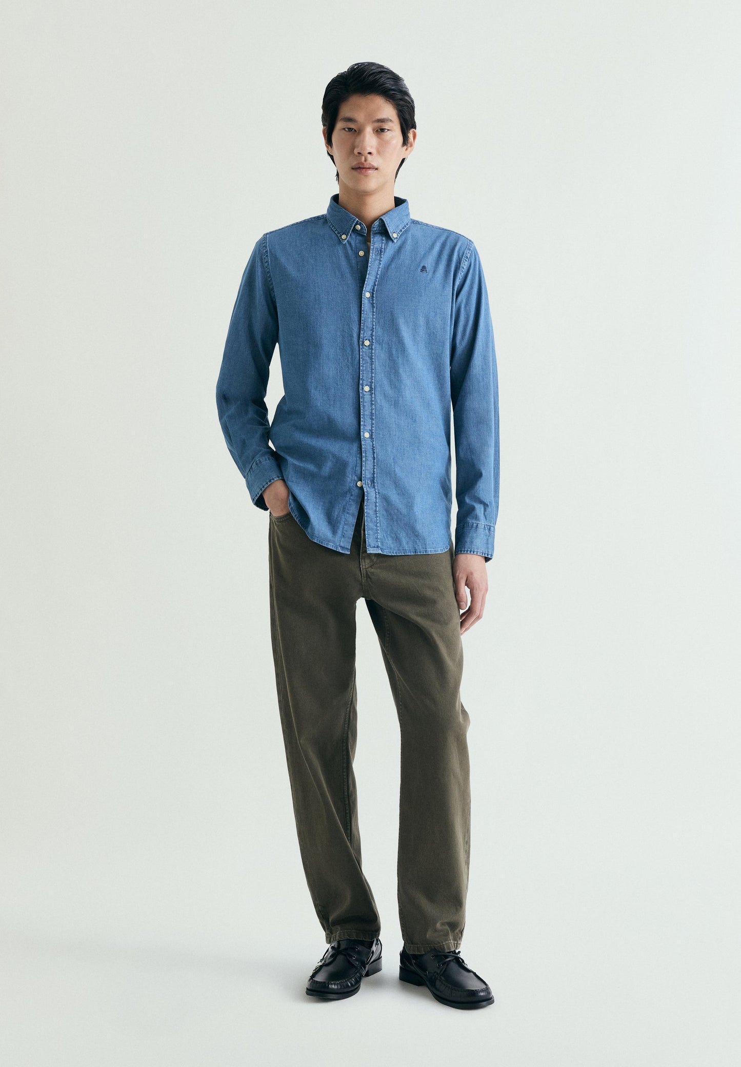 DENIMHEMD MIT FARBLICH ABGESETZTER STICKEREI