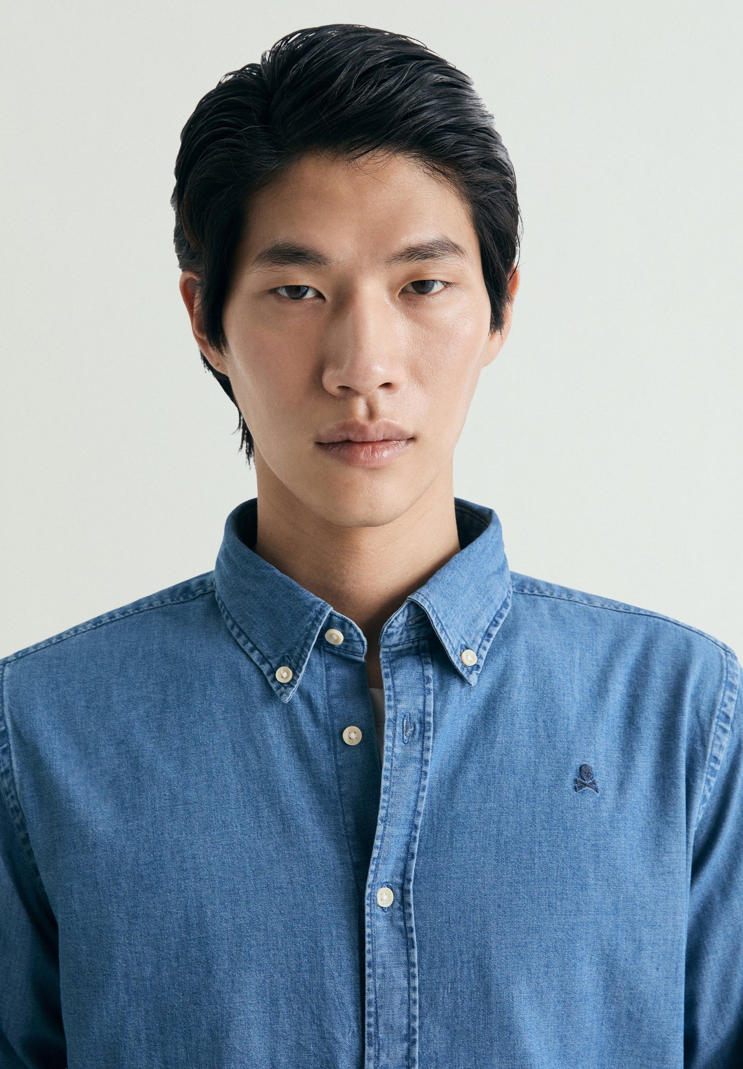 DENIMHEMD MIT FARBLICH ABGESETZTER STICKEREI