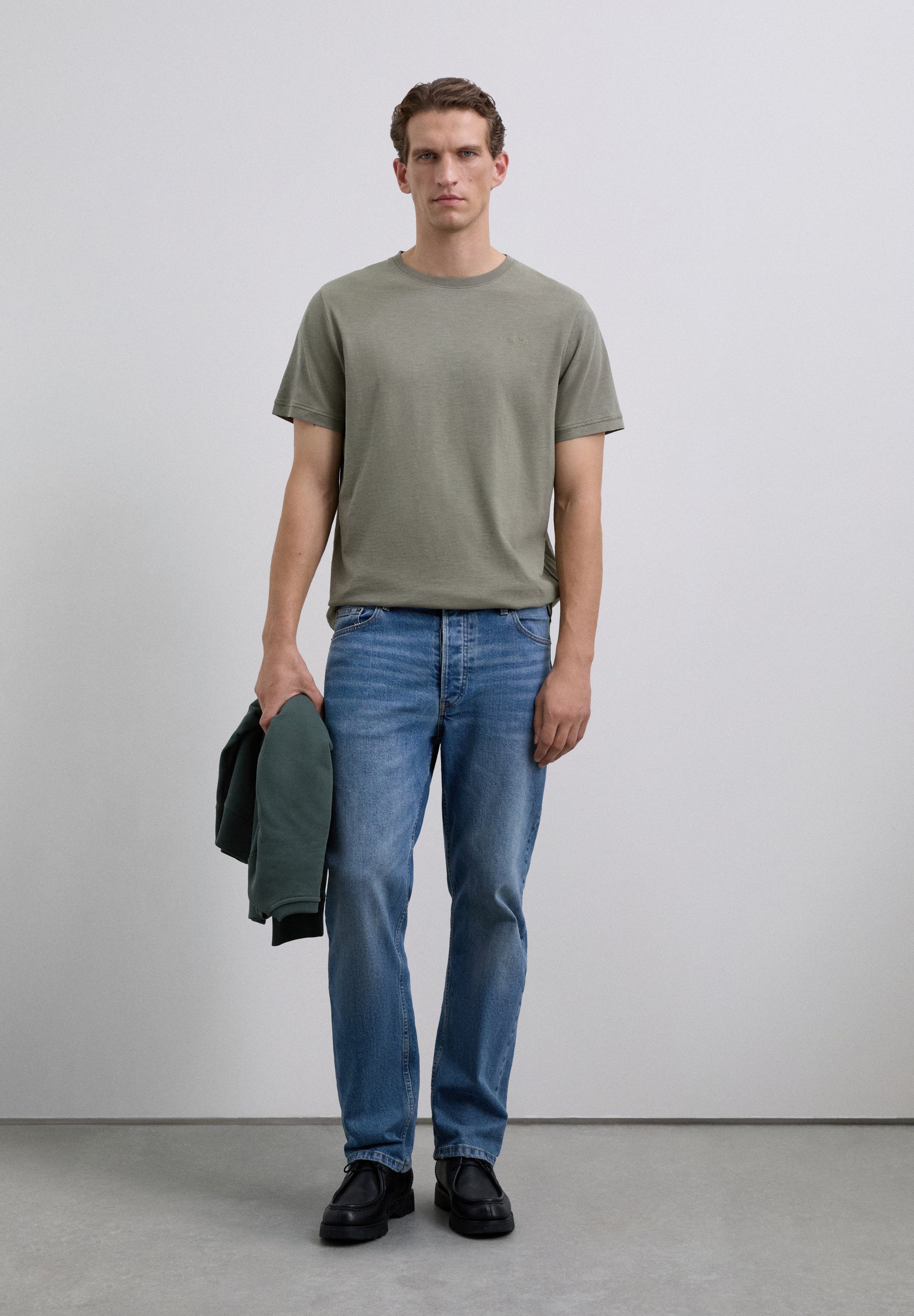 T-SHIRT MIT STICKEREI IN VERWASCHENER OPTIK