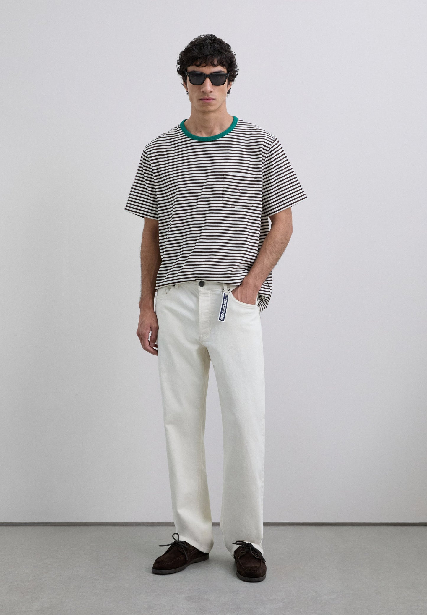 T-SHIRT MIT STREIFEN UND TOTENKOPF