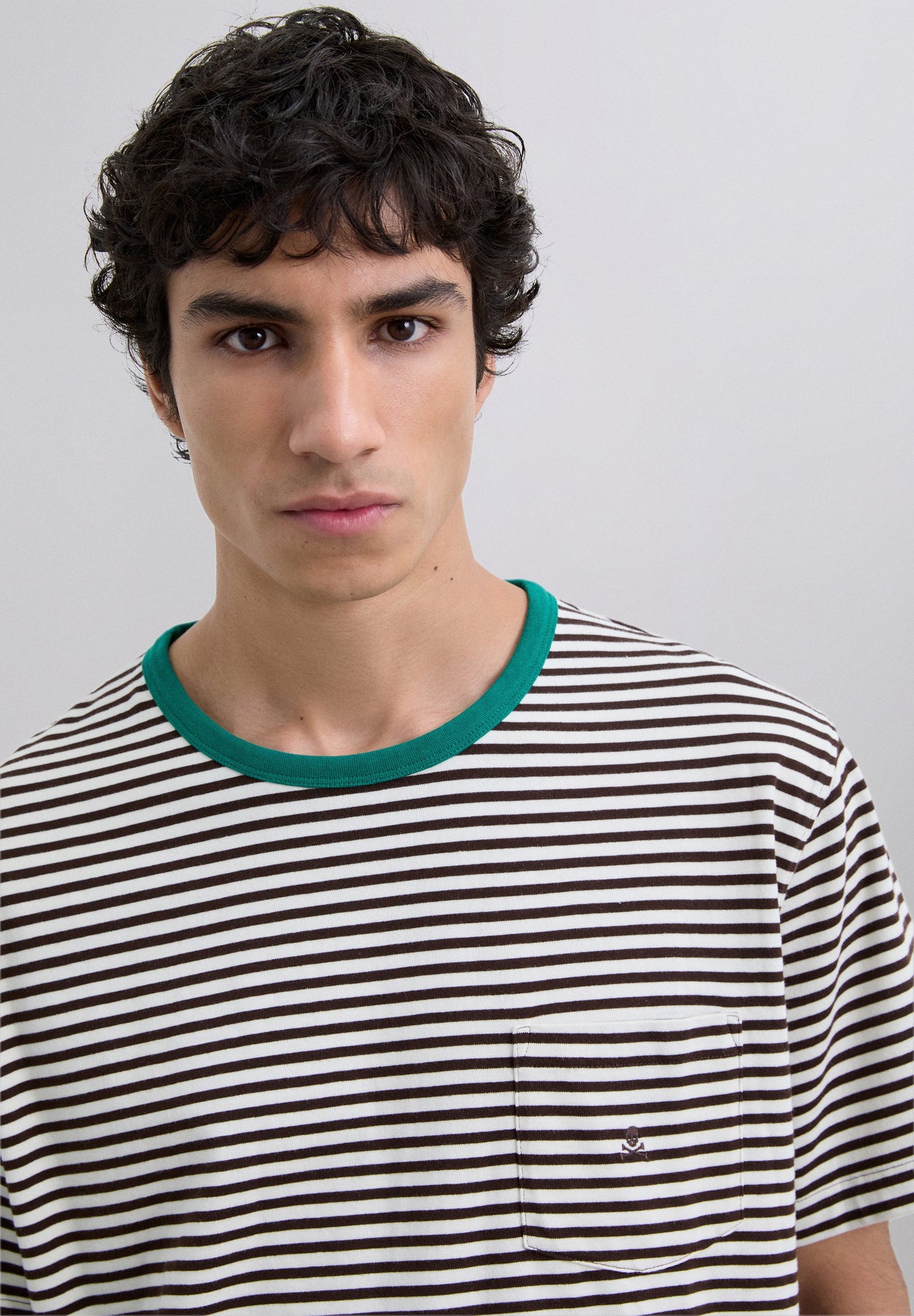 T-SHIRT MIT STREIFEN UND TOTENKOPF