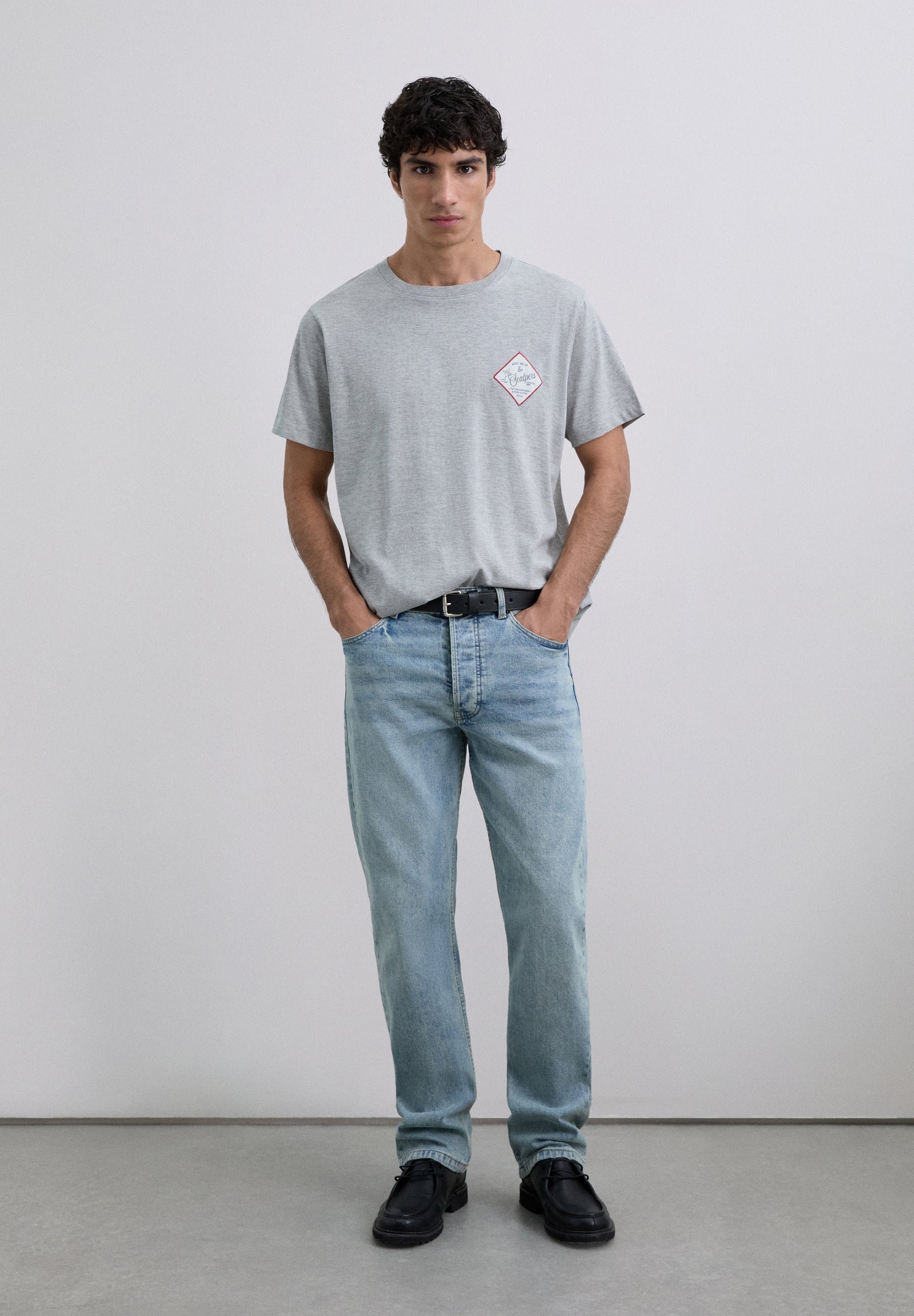 T-SHIRT MIT AUFNÄHER-STICKEREI MIT LOGO