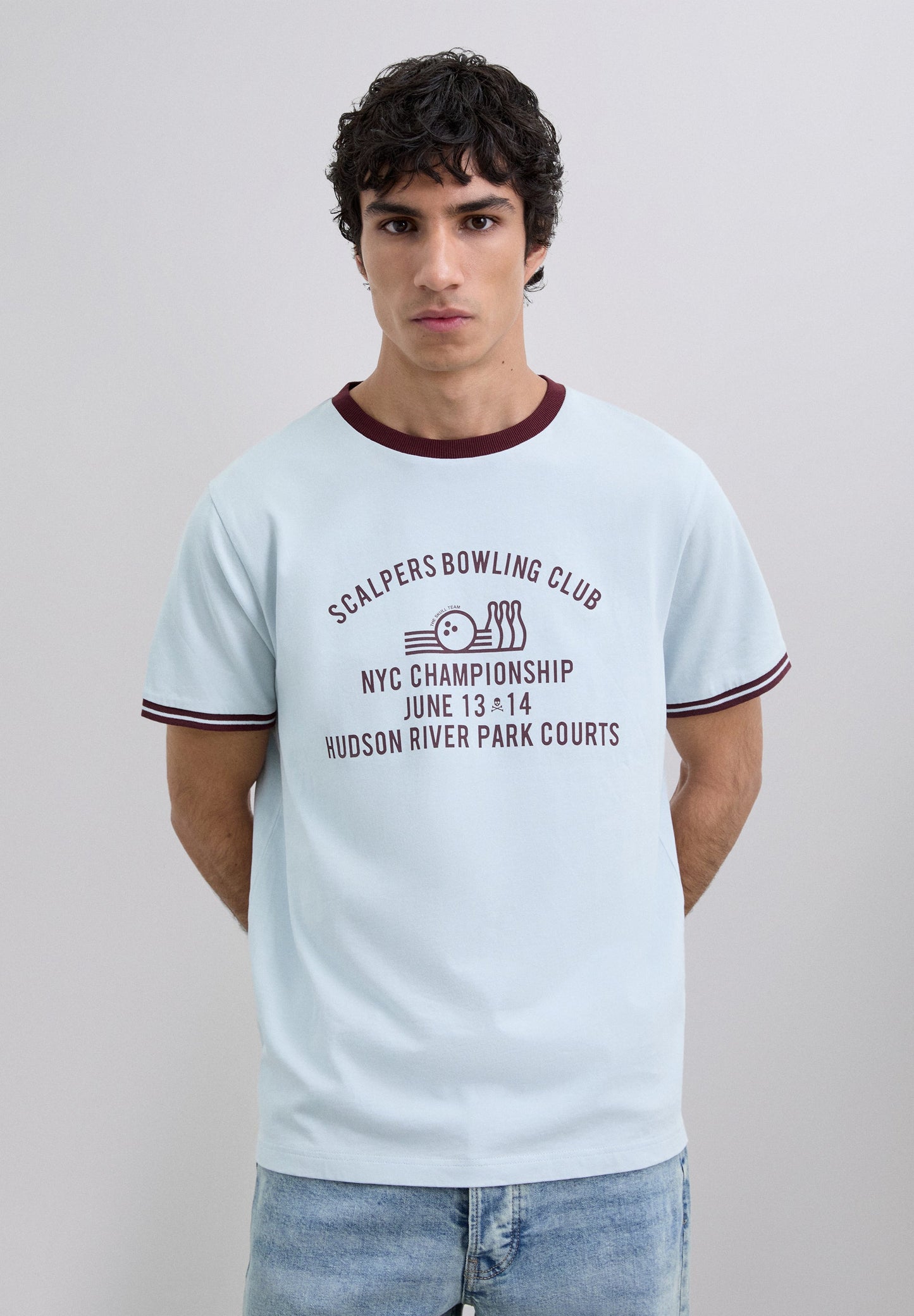 T-SHIRT MIT PRINT IN KONTRASTFARBE