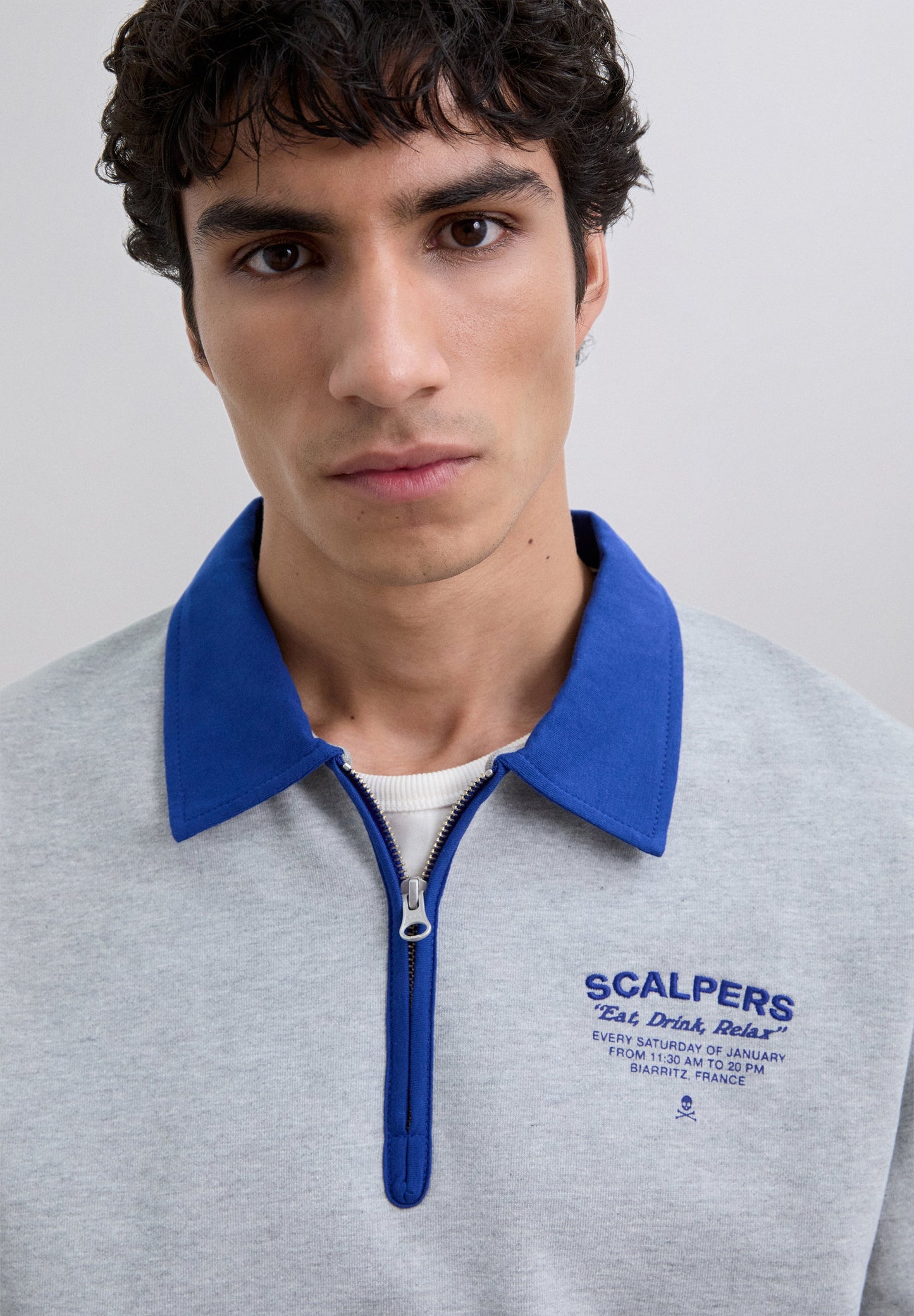 HOODY MIT REISSVERSCHLUSS UND STICKEREIEN