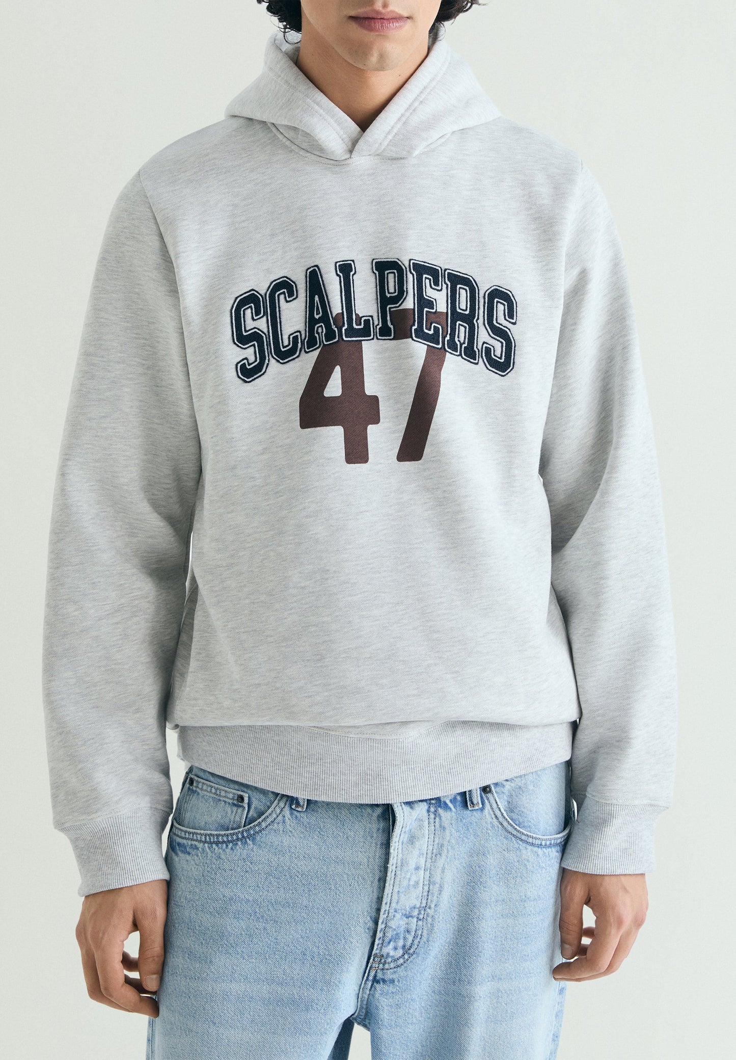 SUDADERA CON CAPUCHA VARSITY - Scalpers