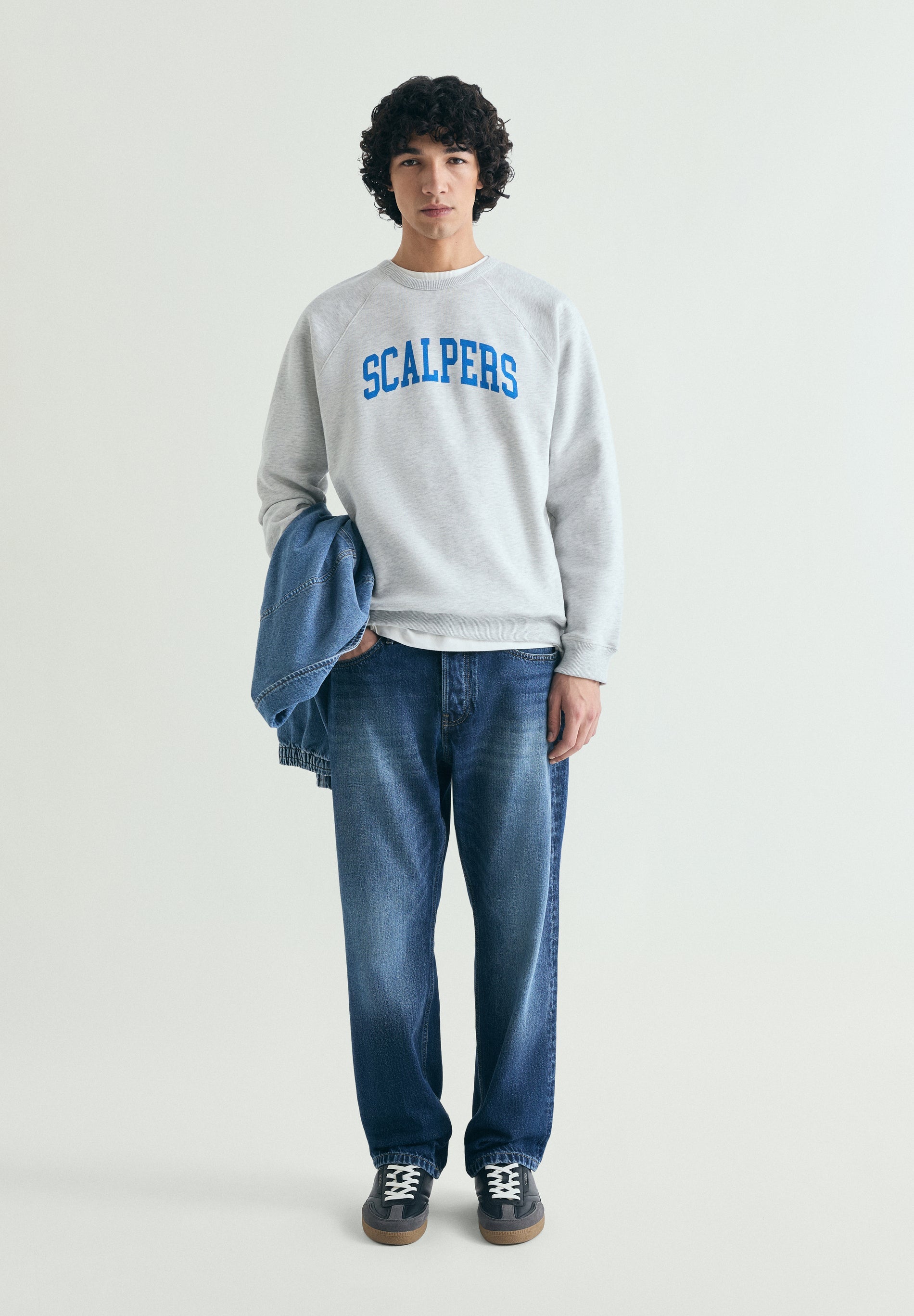 SUDADERA ESTAMPADA VARSITY - Scalpers