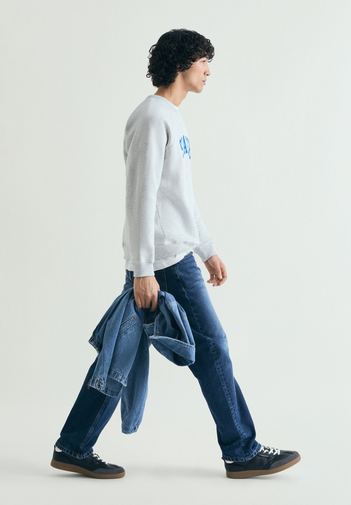 HOODY IM COLLEGE-STIL MIT PRINT