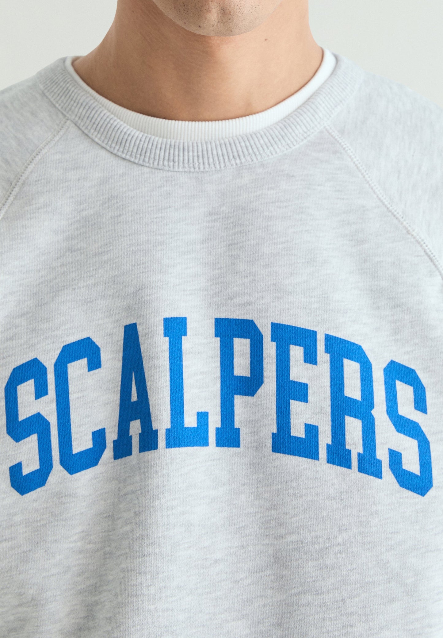 HOODY IM COLLEGE-STIL MIT PRINT