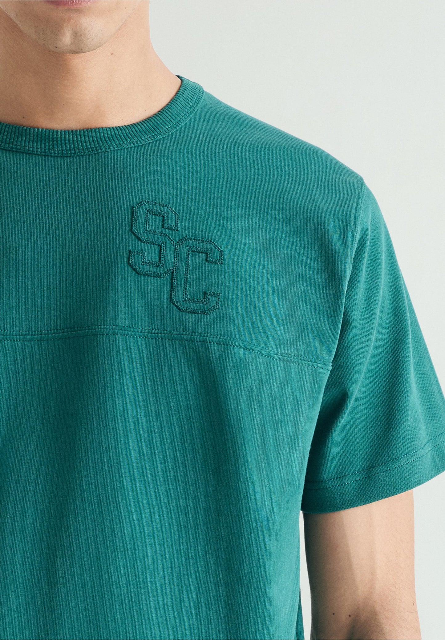 T-SHIRT IM COLLEGE-STIL MIT PRINT