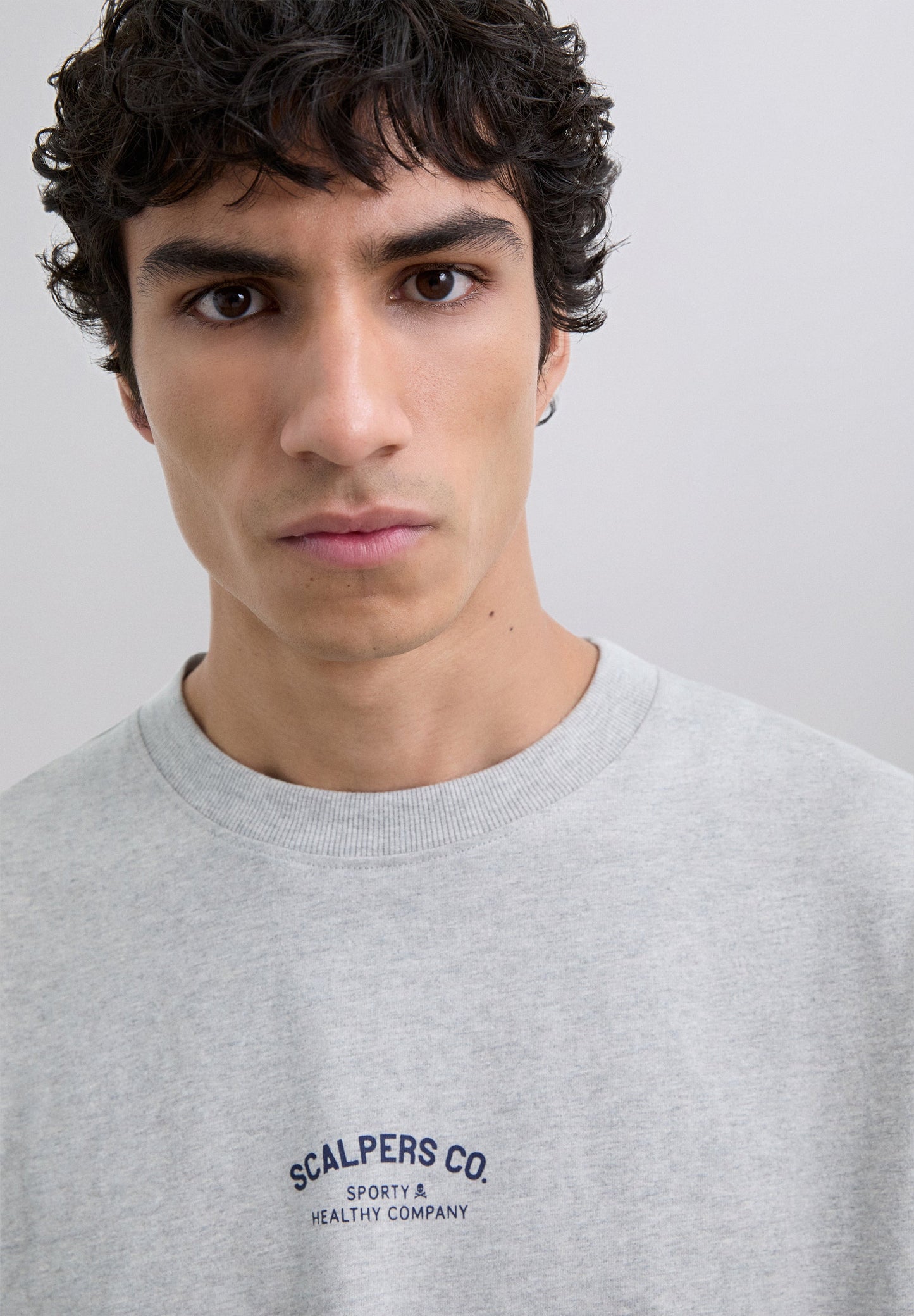 T-SHIRT MIT FARBLICH ABGESETZTEM LOGO-PRINT