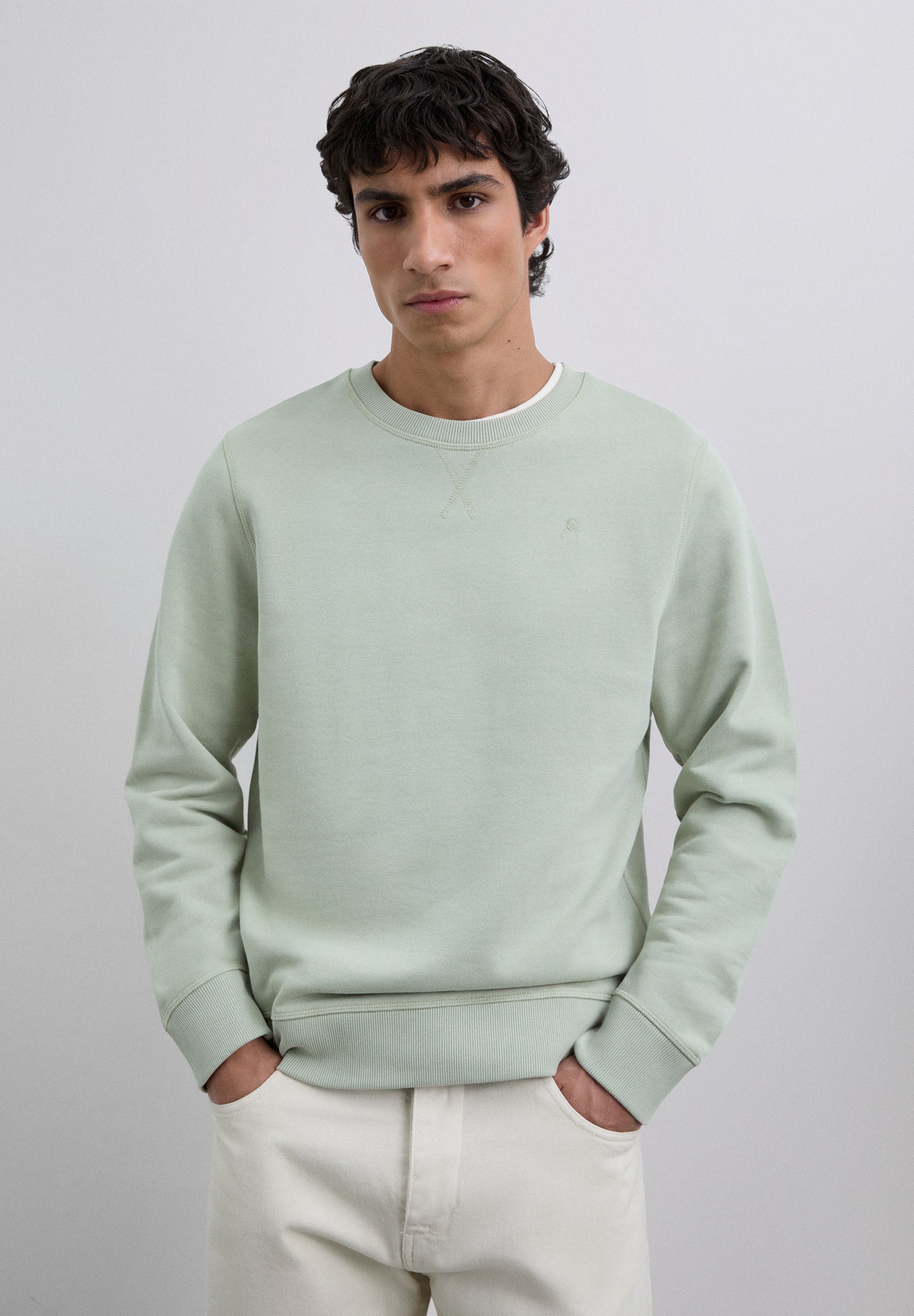 HOODY MIT TOTENKOPF-STICKEREI