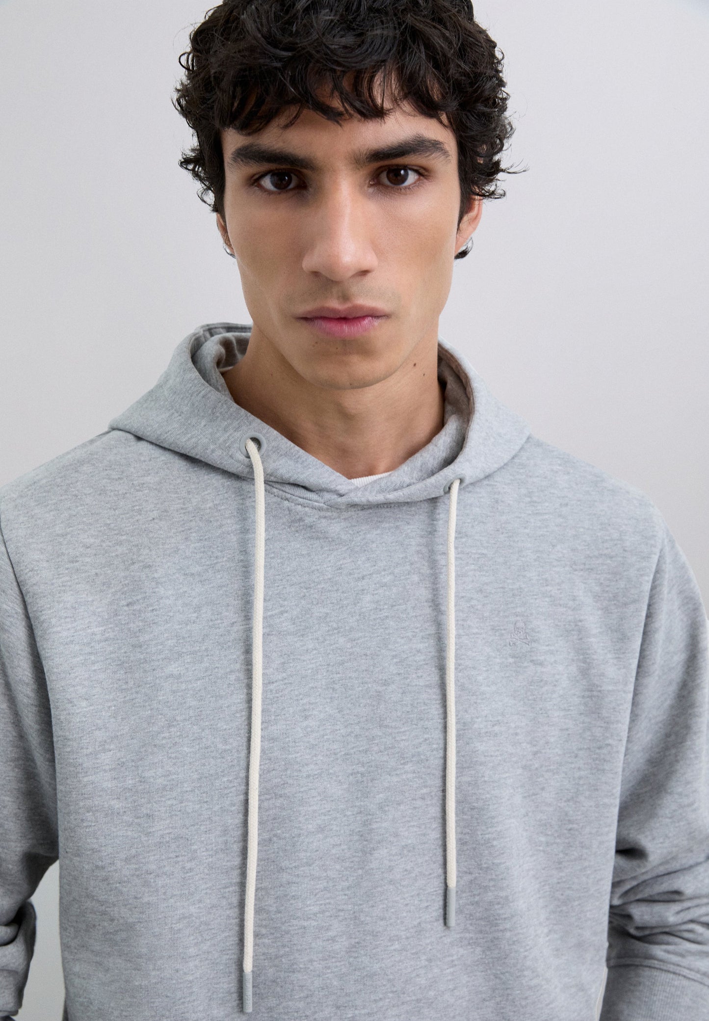 HOODY MIT VERSTELLBARER KAPUZE