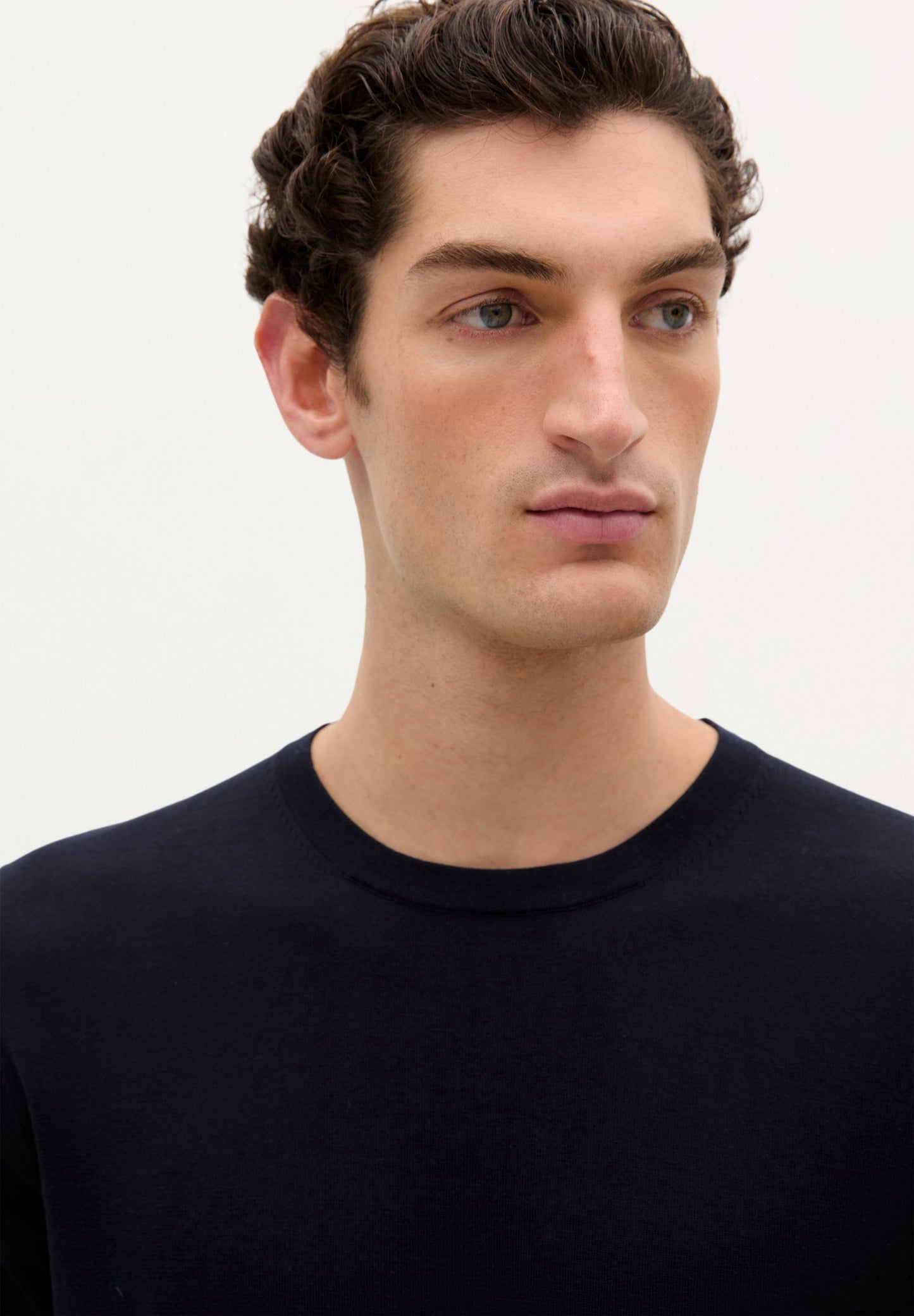 BASIC LIGHTWEIGHT T-SHIRT