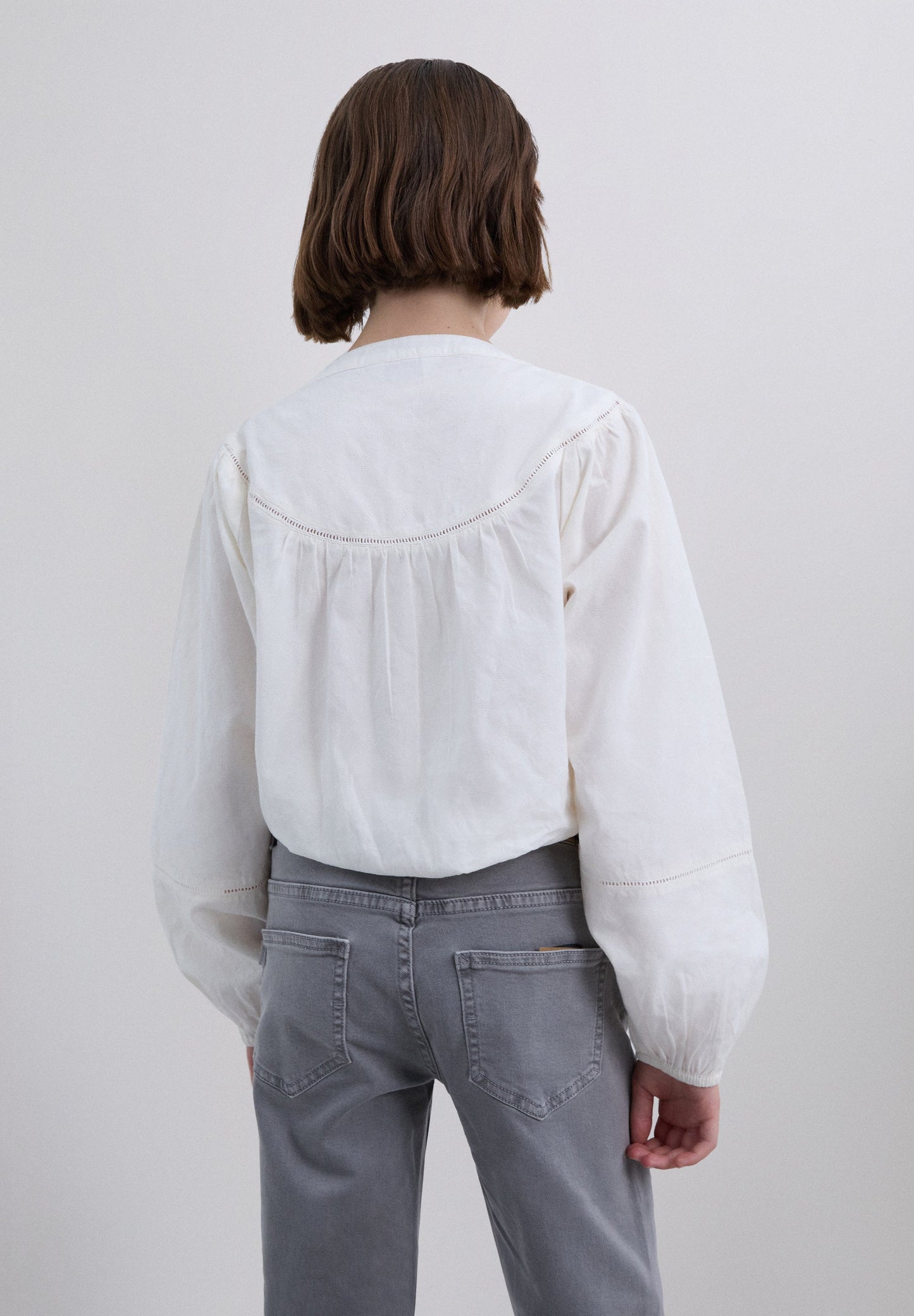 ROMATISCHES  HEMD MIT STICKEREIEN