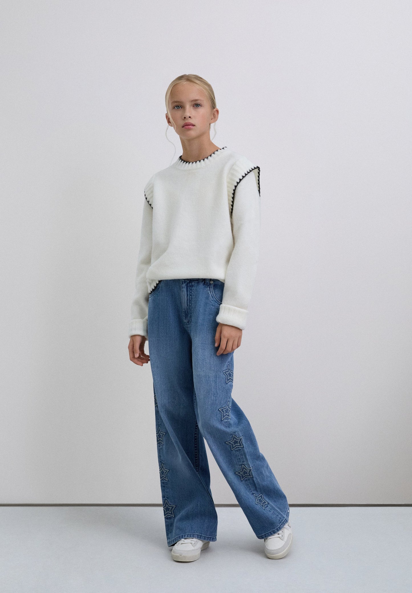 WIDE-LEG HOSE MIT STERNEN-STICKEREI