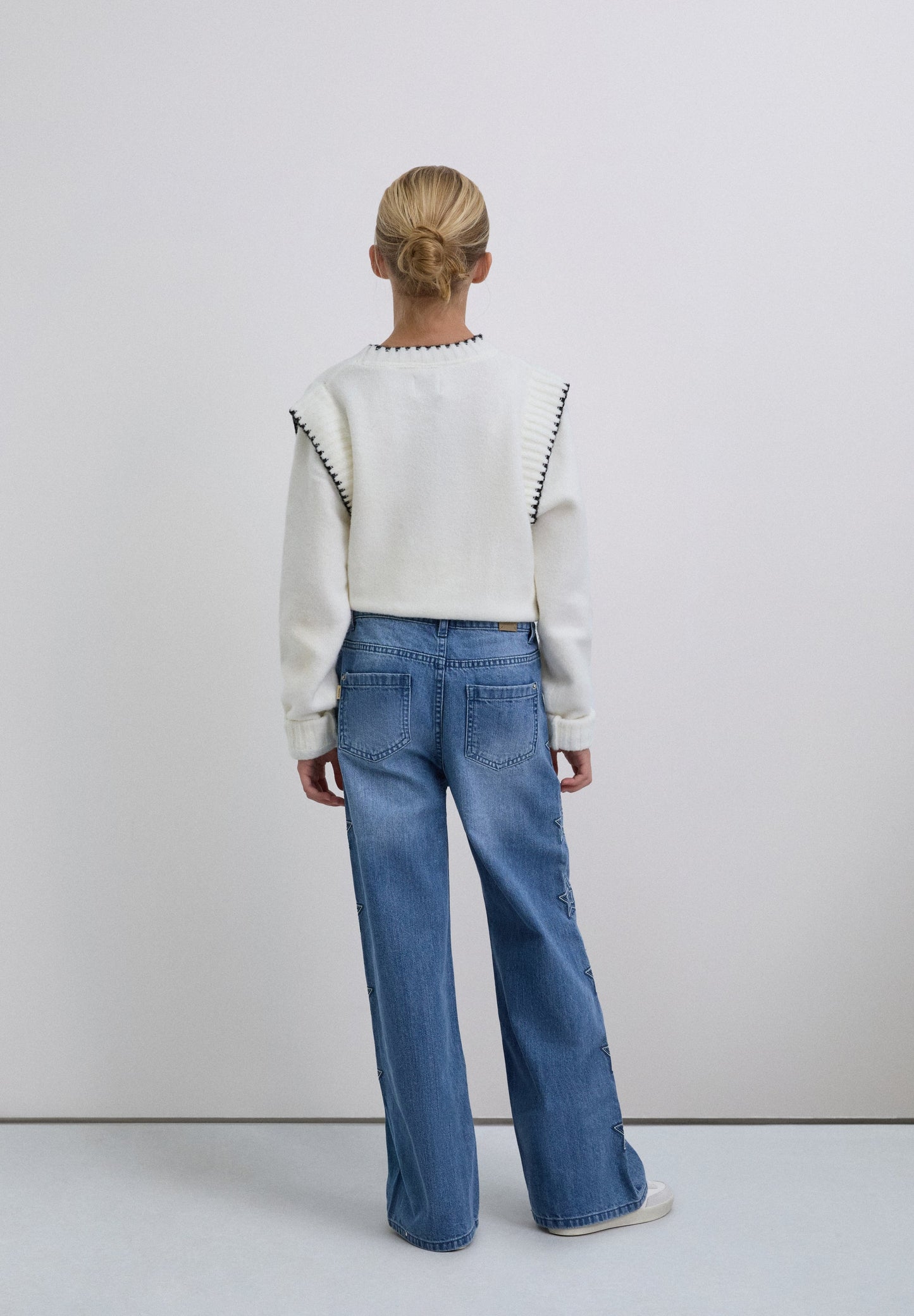 WIDE-LEG HOSE MIT STERNEN-STICKEREI