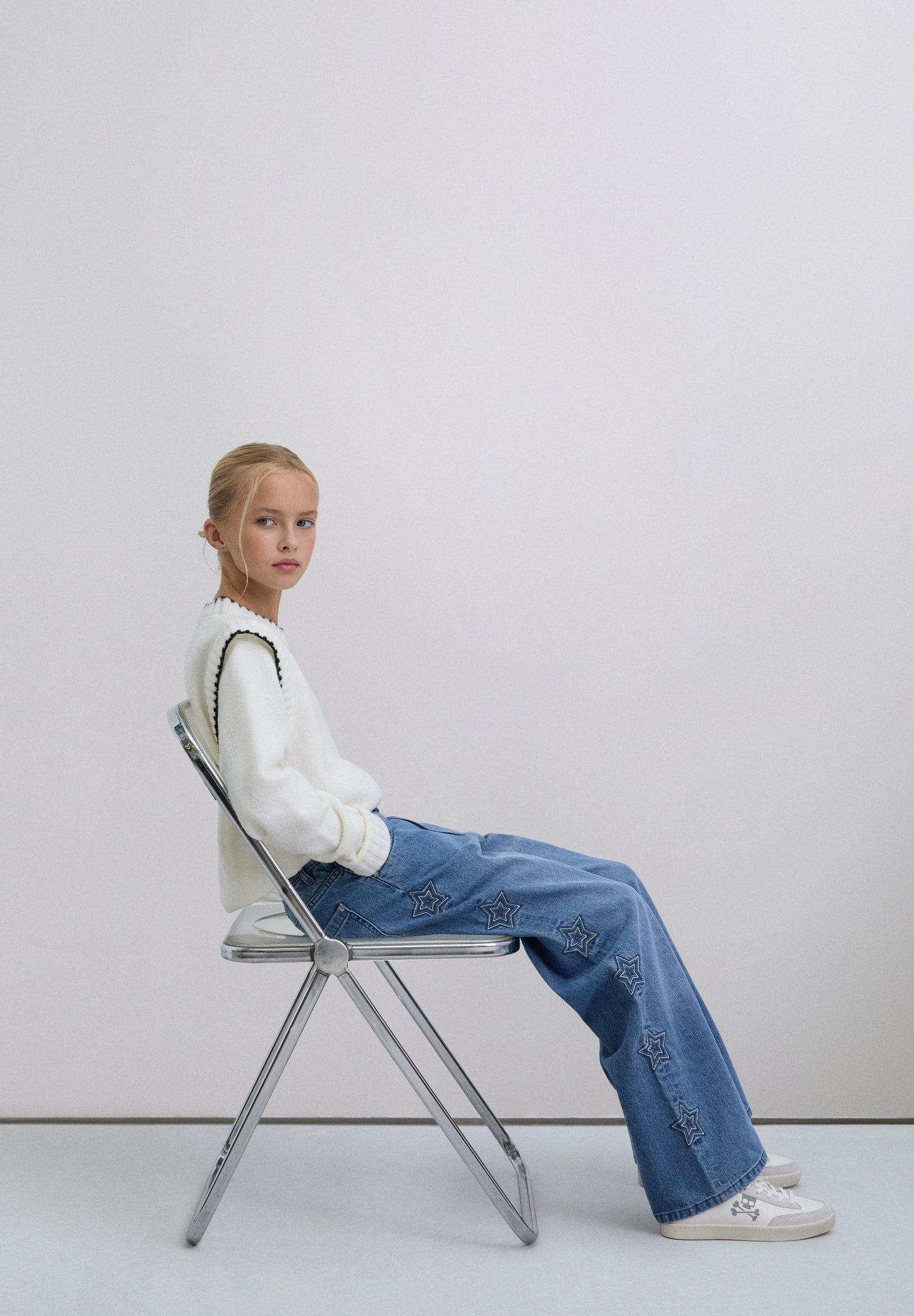 BROEK MET WIJDE PIJPEN EN GEBORDUURDE STERREN
