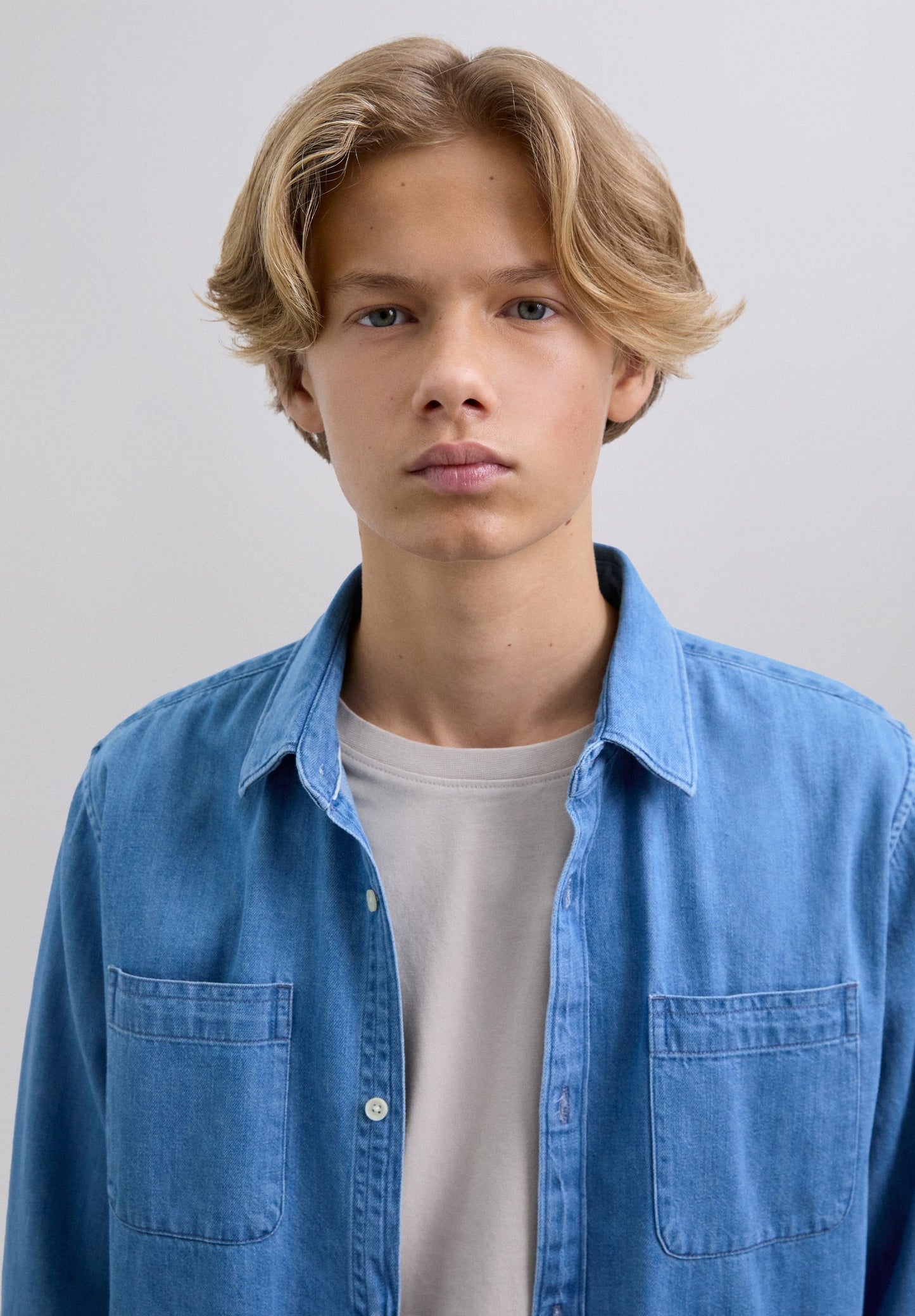 JEANSHEMD MIT KNÖPFEN