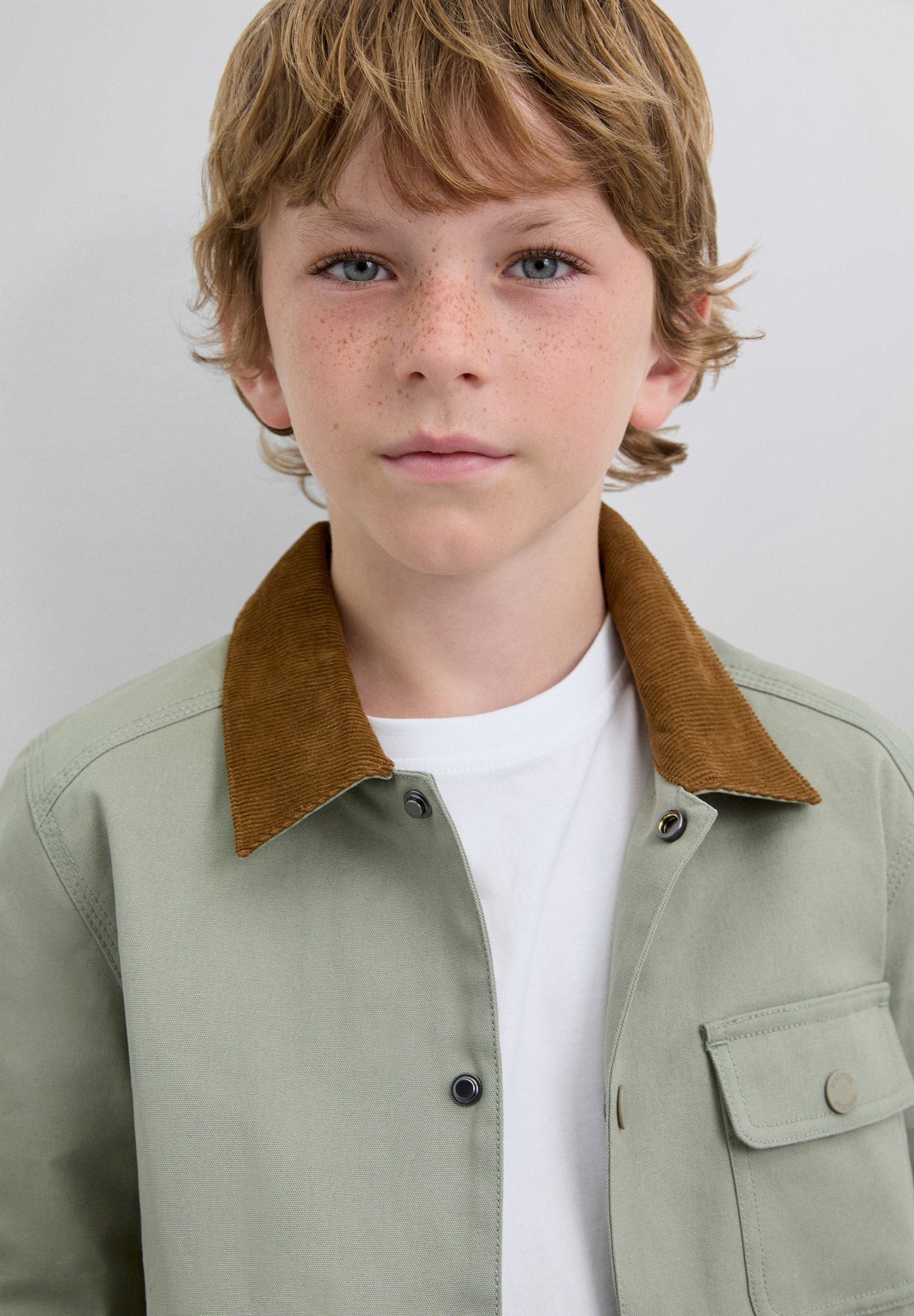 CARDIGAN MIT HEMDKLEID-KRAGEN