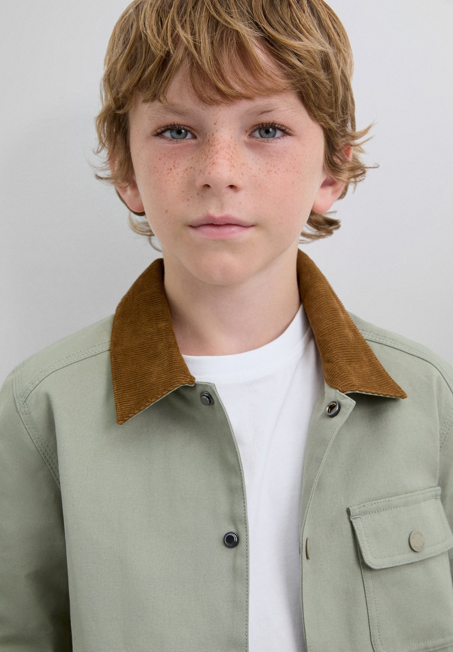 CARDIGAN MIT HEMDKLEID-KRAGEN