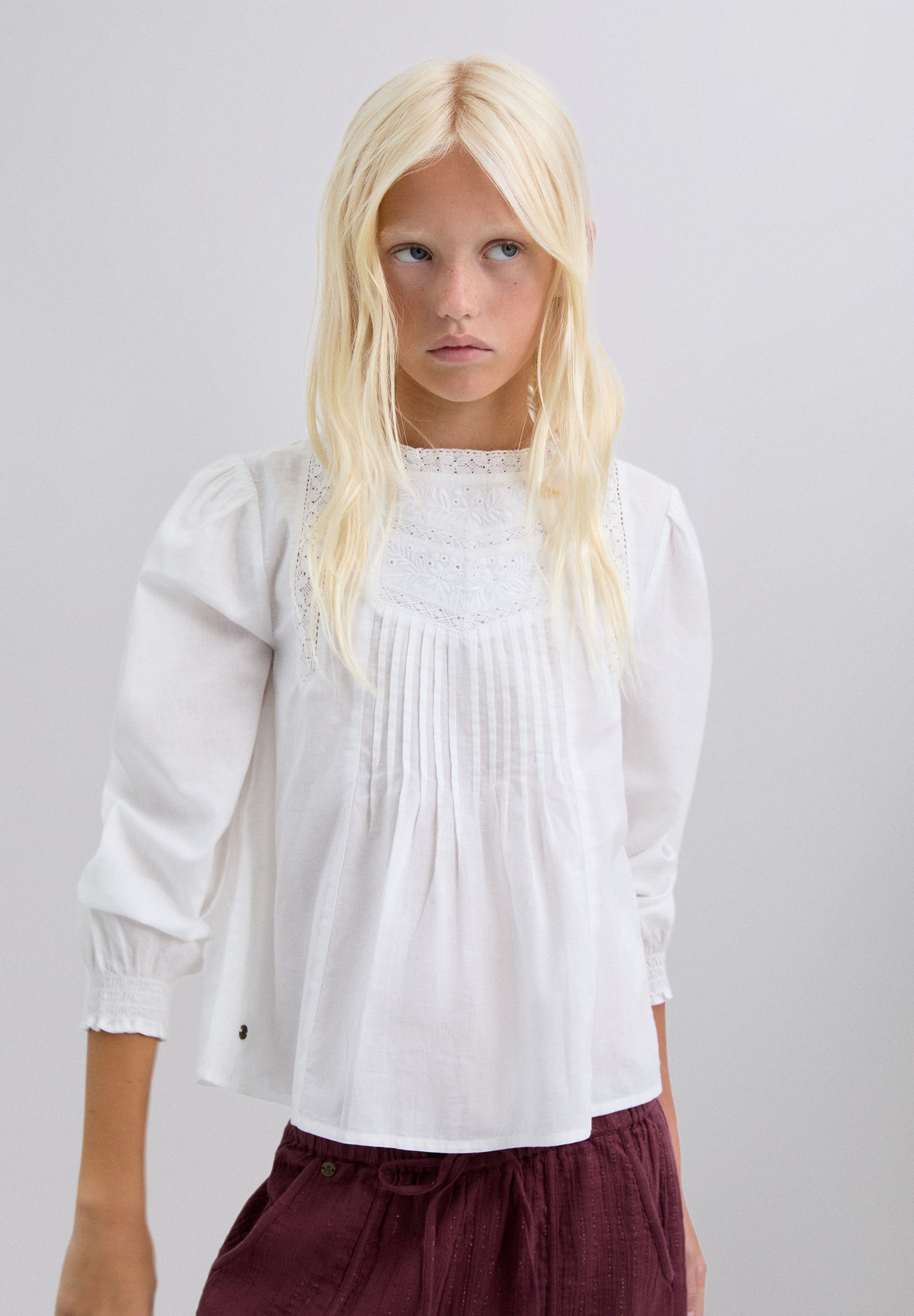 BLUSE MIT MOTIVEN UND SPITZE