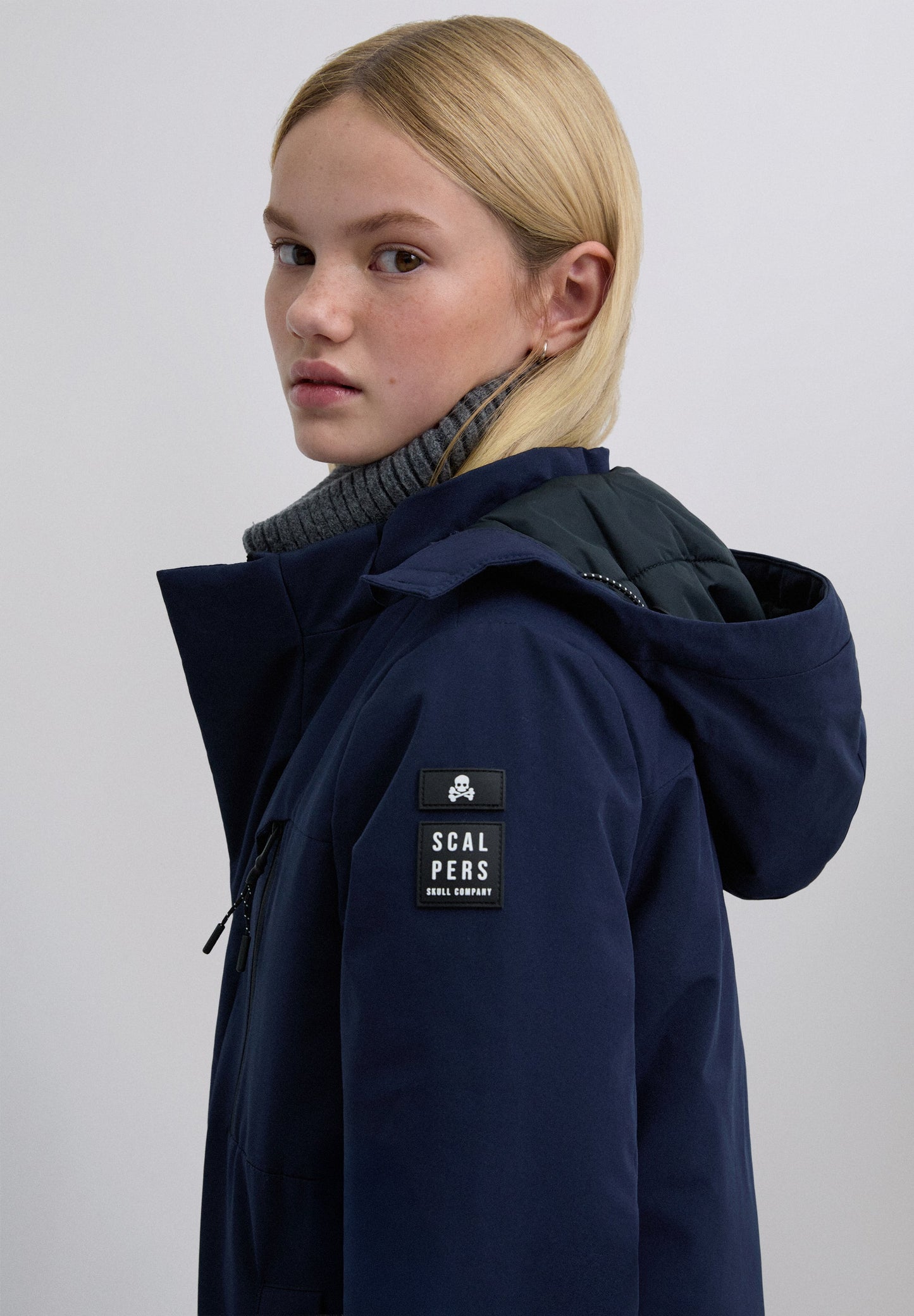 LANGER PARKA MIT AUFNÄHER AN DER SEITE