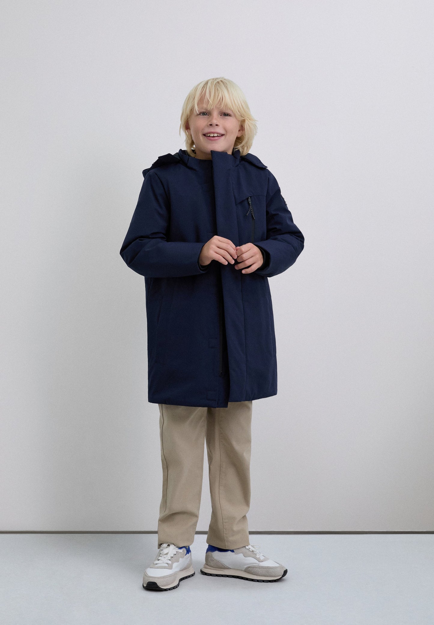 LANGER PARKA MIT AUFNÄHER AN DER SEITE