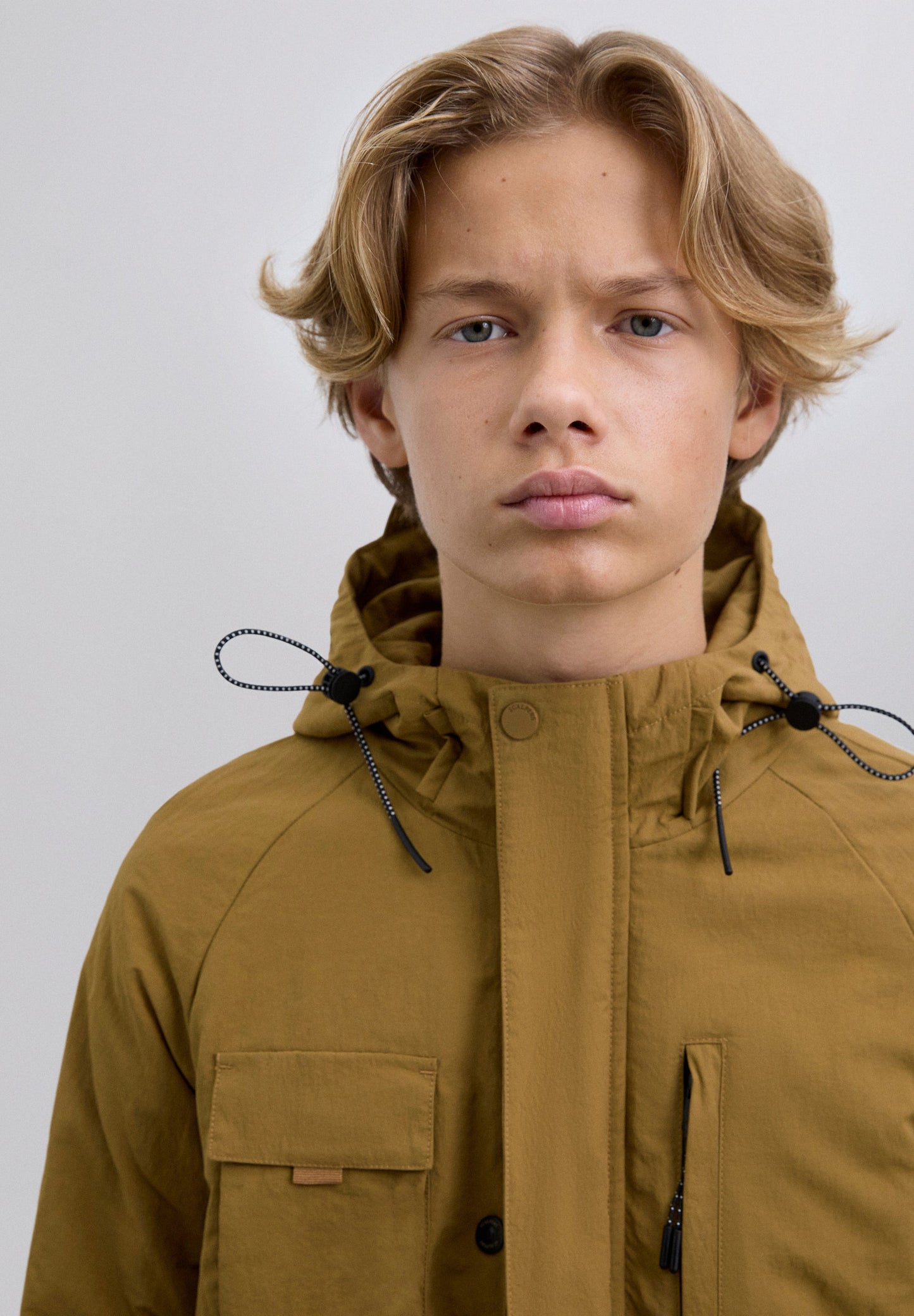 KAPUZENJACKE MIT LOGOTASCHEN