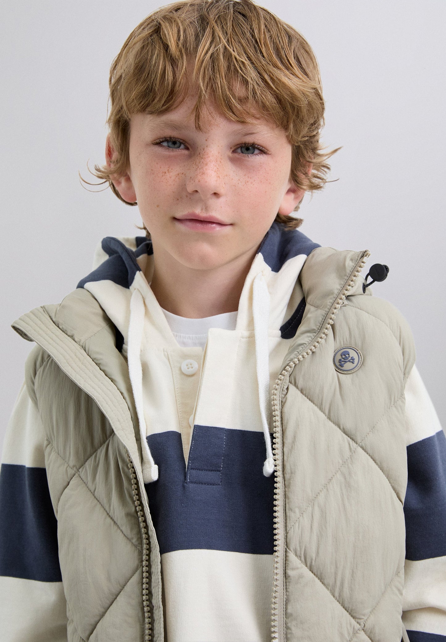 DOUDOUNE SANS MANCHES CAPUCHE SKULL