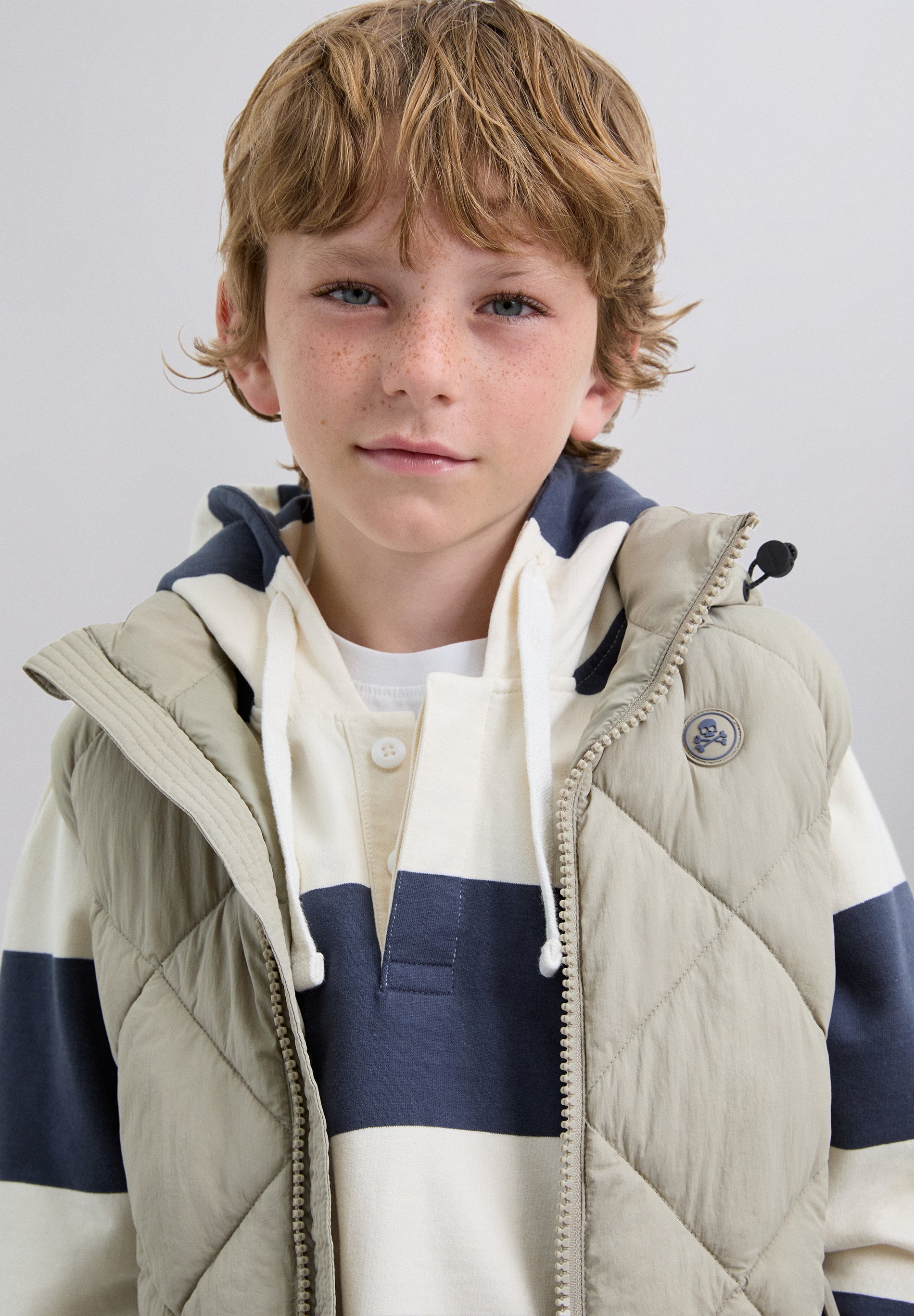 BODYWARMER GEWATTEERD CAPUCHON DOODSHOOFD