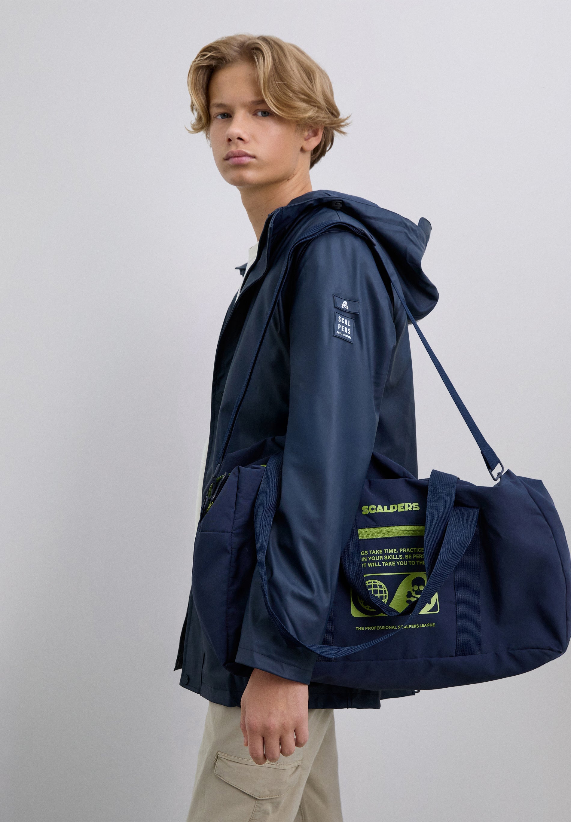 TASCHE AUS TECHNISCHEM GEWEBE MIT PRINT