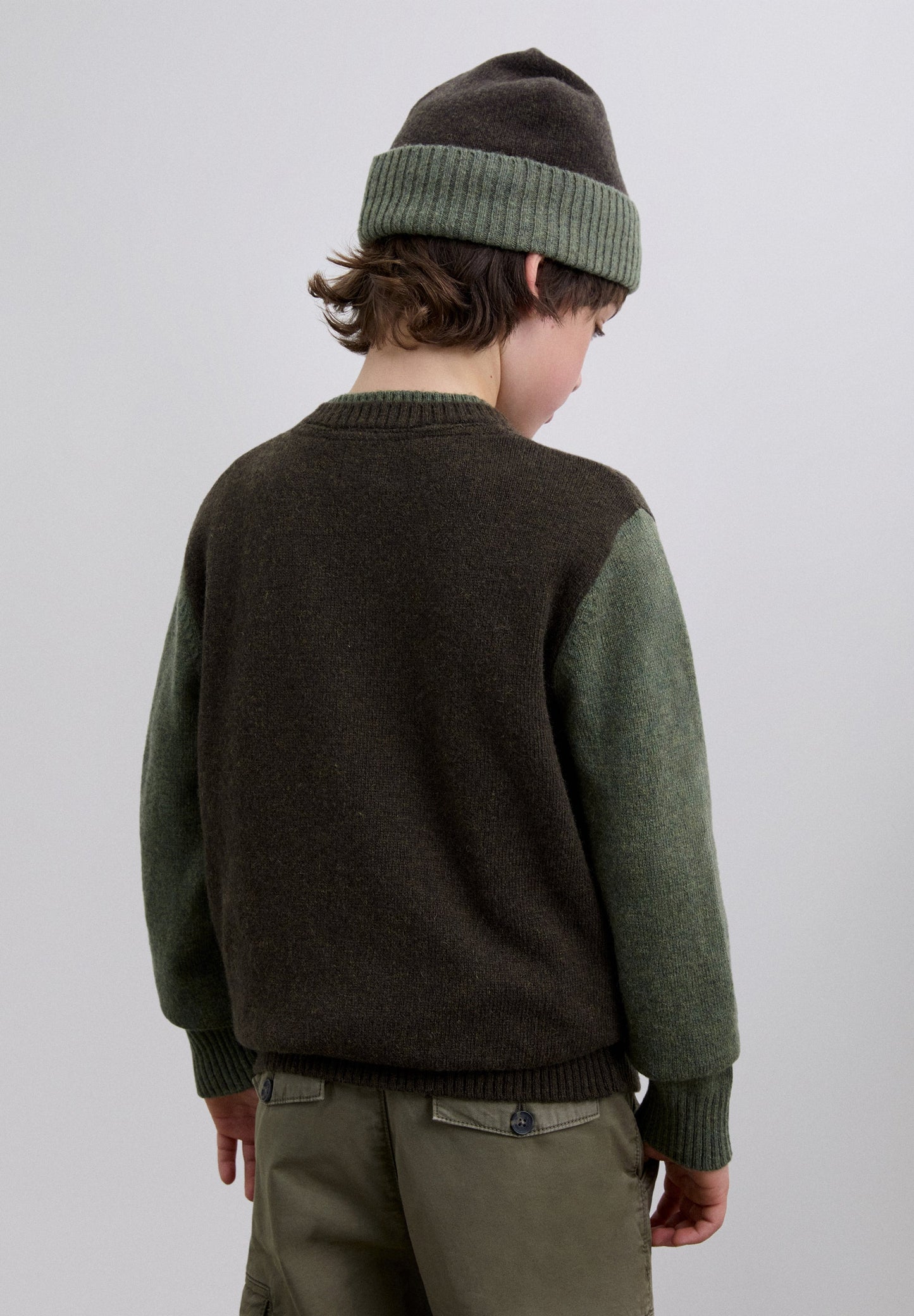 KONTRASTFARBENER STRICKPULLOVER