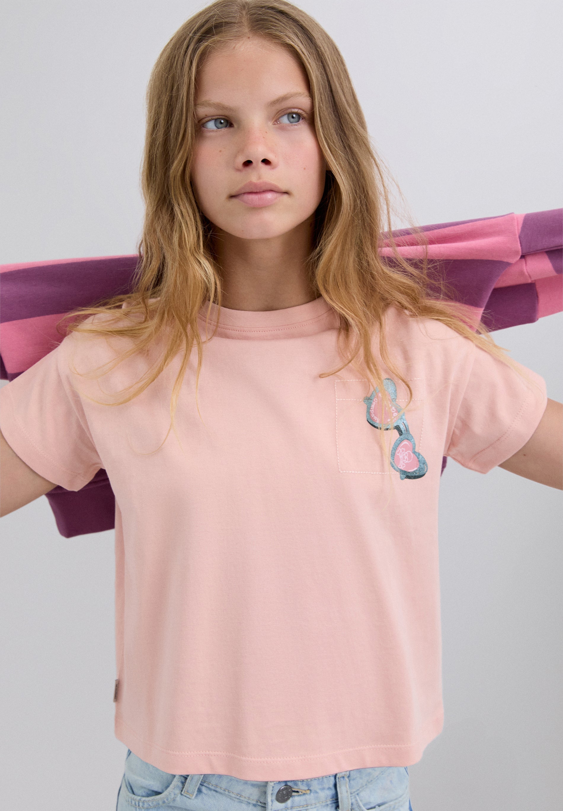 T-SHIRT MIT PRINT AUF DER RÜCKSEITE