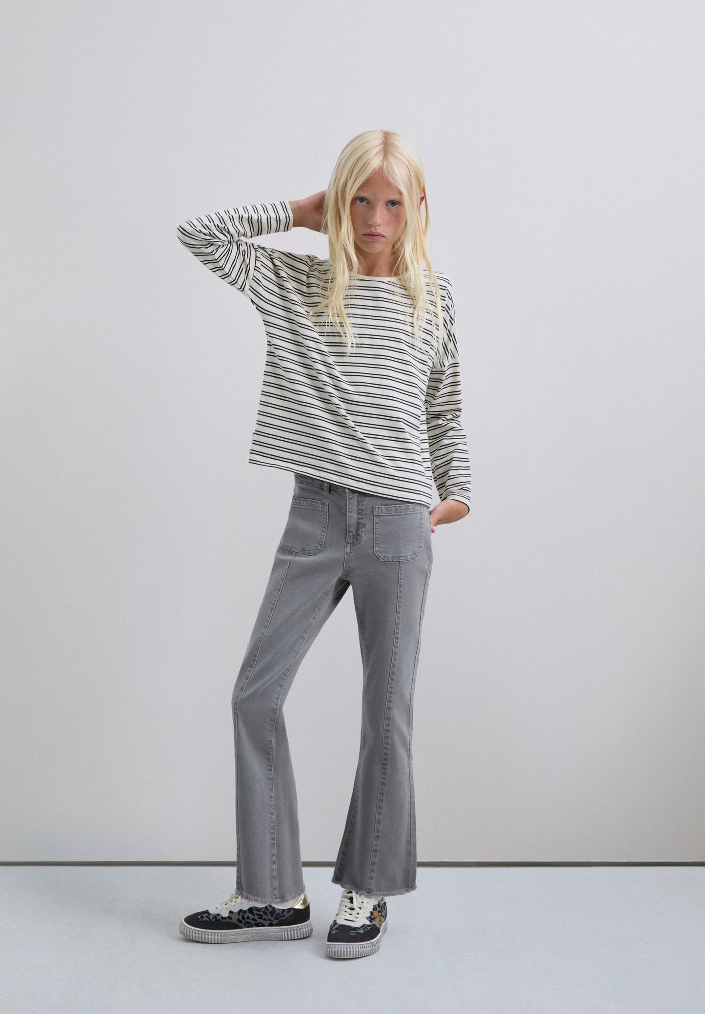 T-SHIRT MIT STREIFEN UND TOTENKOPF