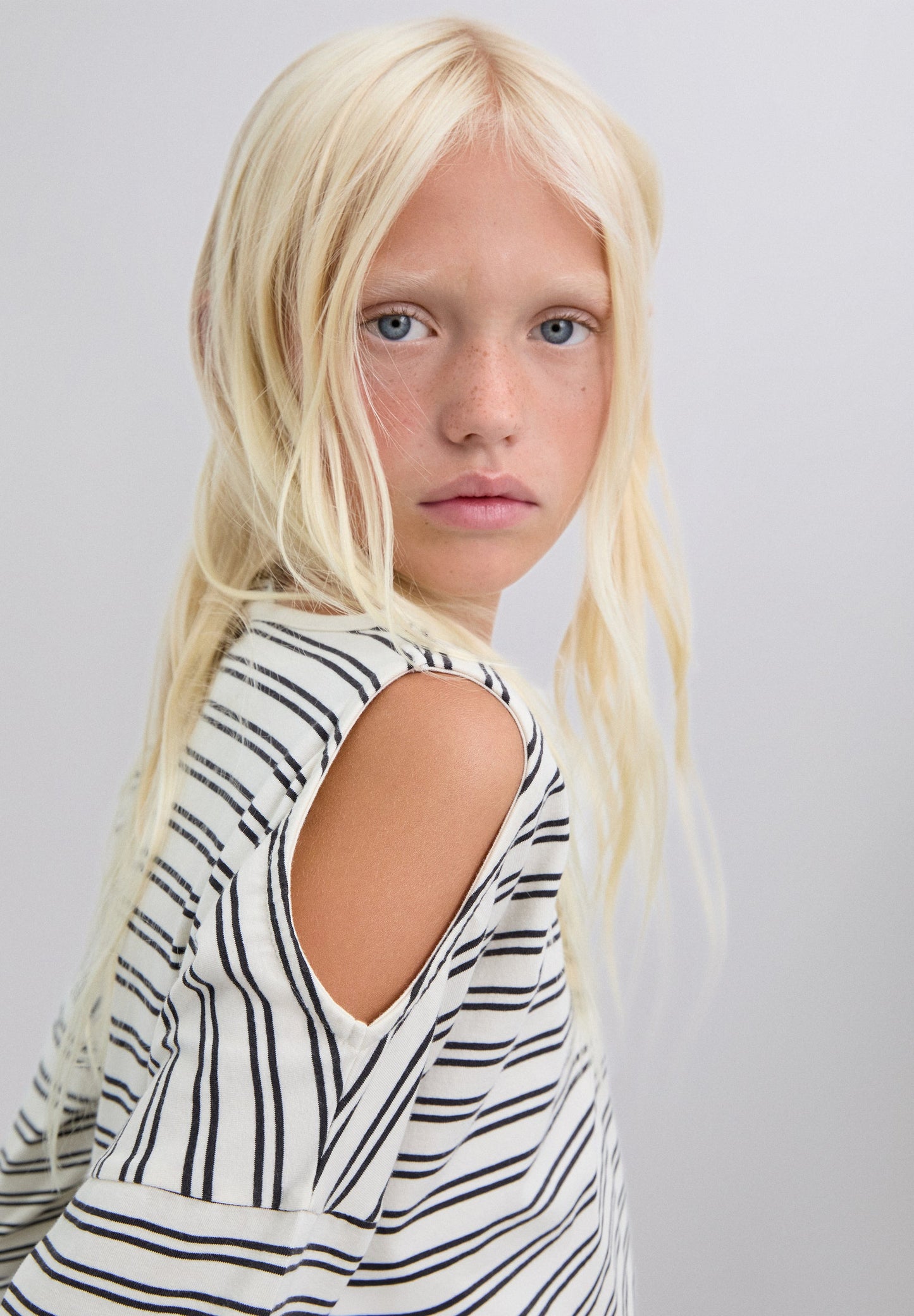 T-SHIRT MIT STREIFEN UND TOTENKOPF