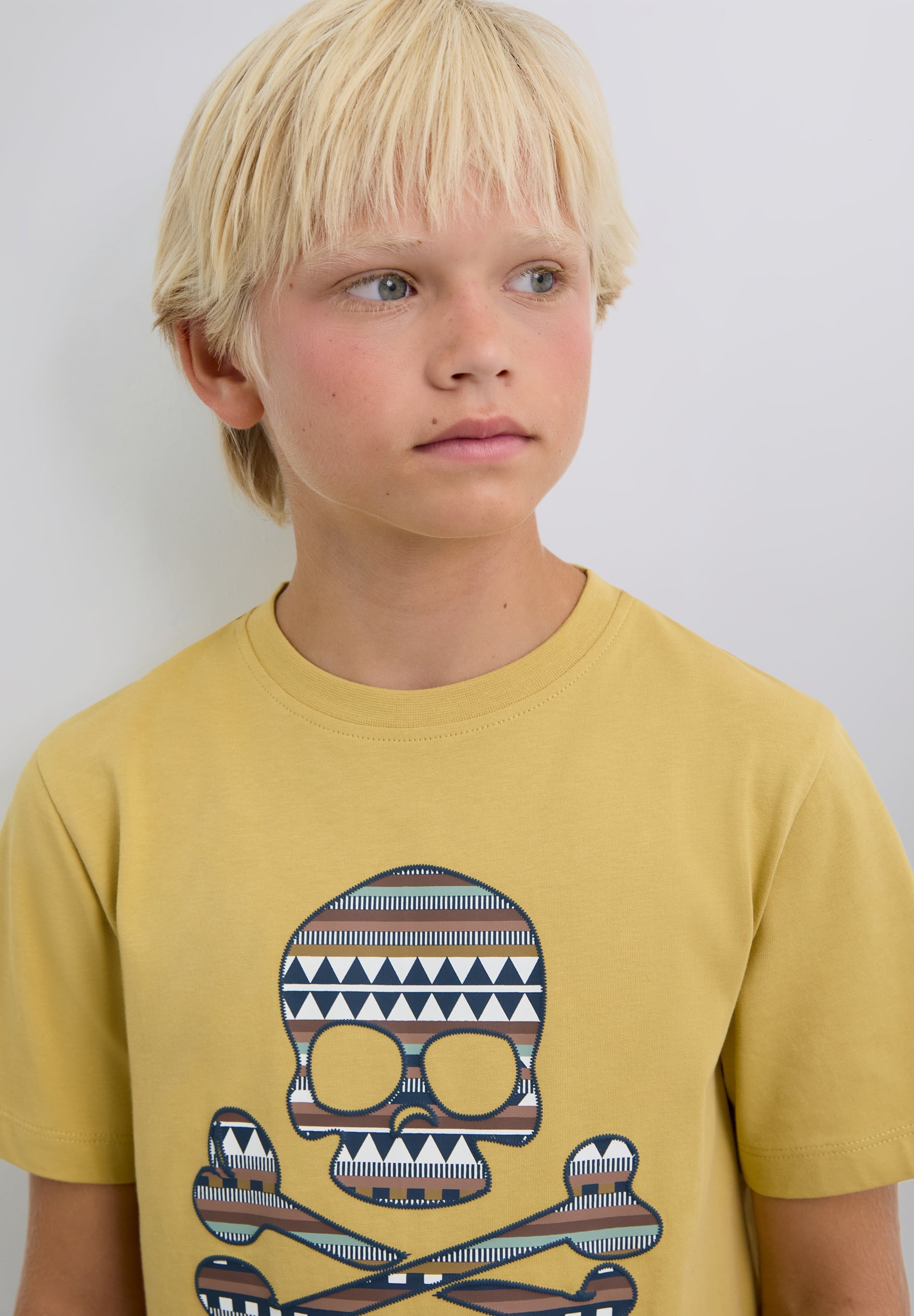 T-SHIRT MIT TOTENKOPF-PRINT